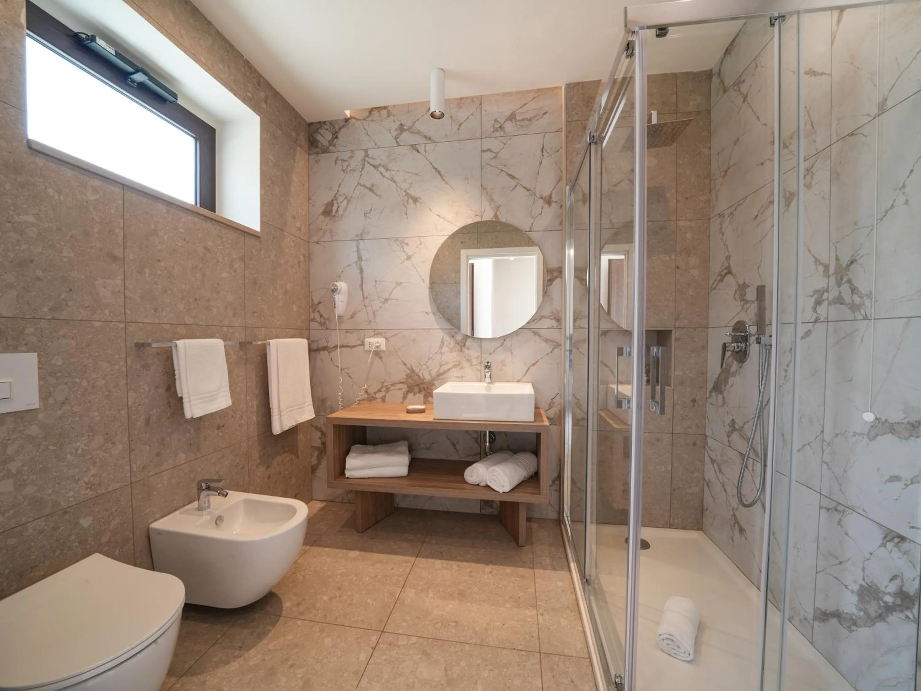 Bathroom in LUZIA AGRIRESORT - Piscina Idromassaggio con Vista Mare Aperta fino alle ore 23-00