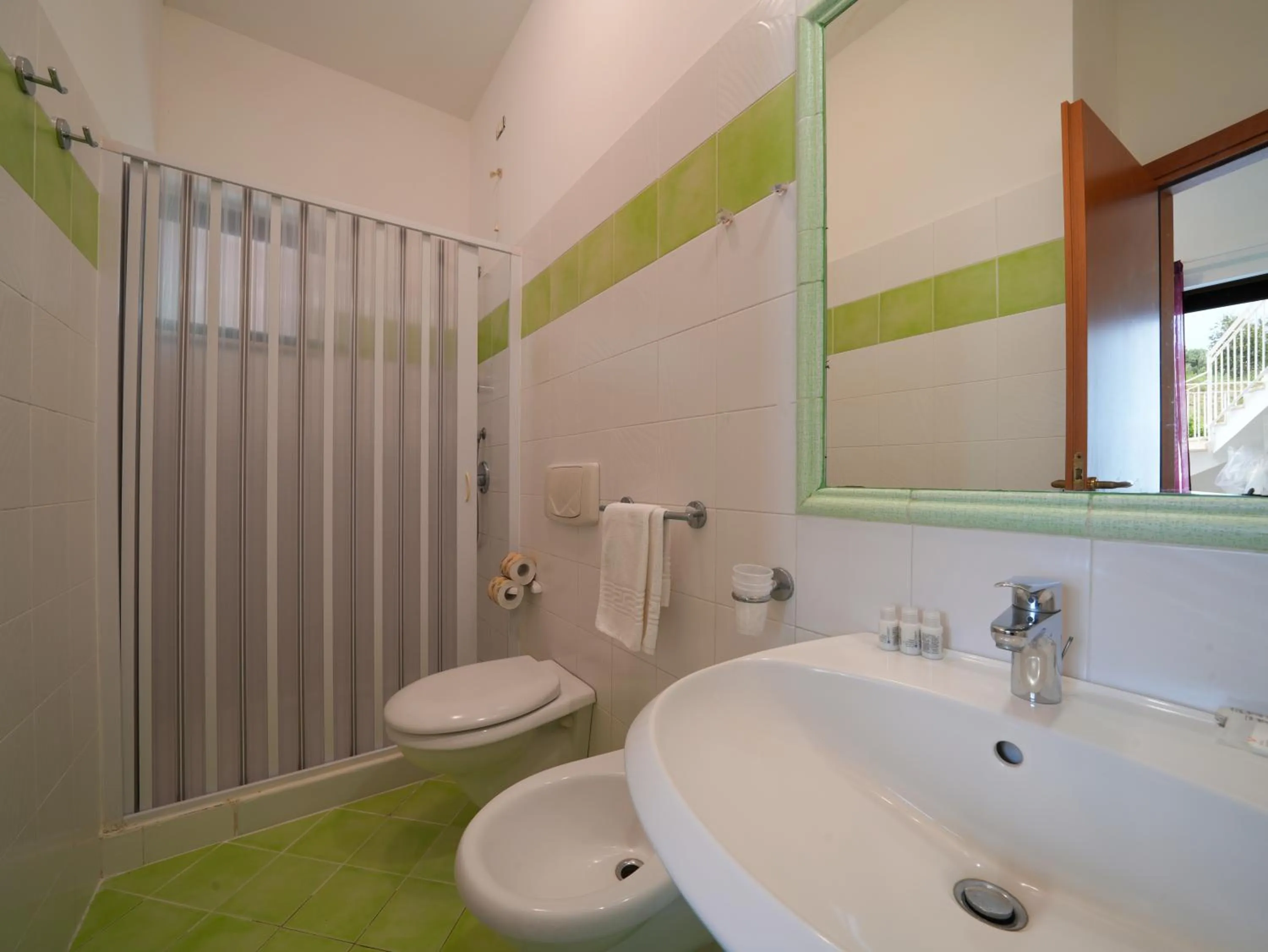 Bathroom in LUZIA AGRIRESORT - Piscina Idromassaggio con Vista Mare Aperta fino alle ore 23-00