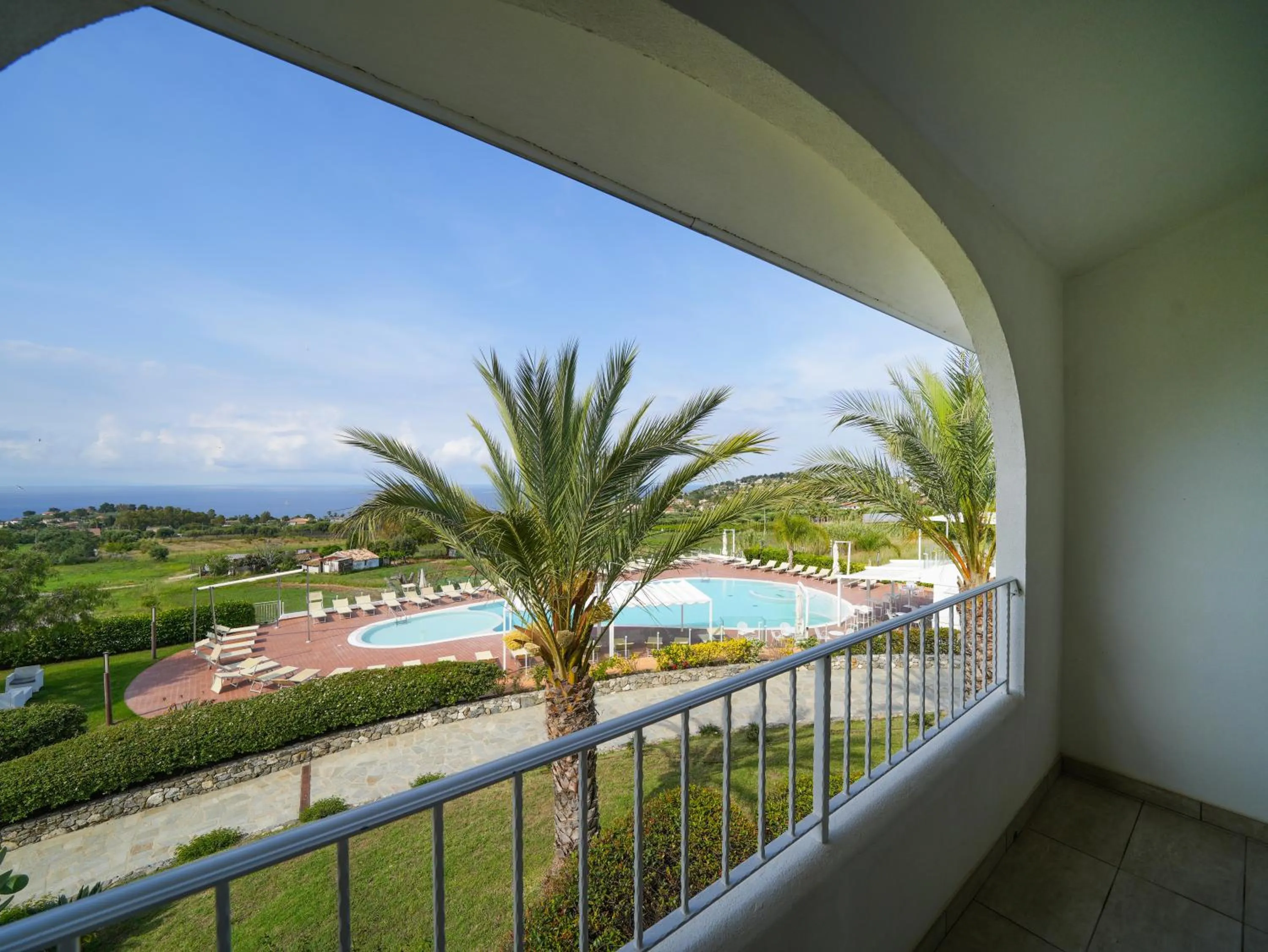 Balcony/Terrace in LUZIA AGRIRESORT - Piscina Idromassaggio con Vista Mare Aperta fino alle ore 23-00