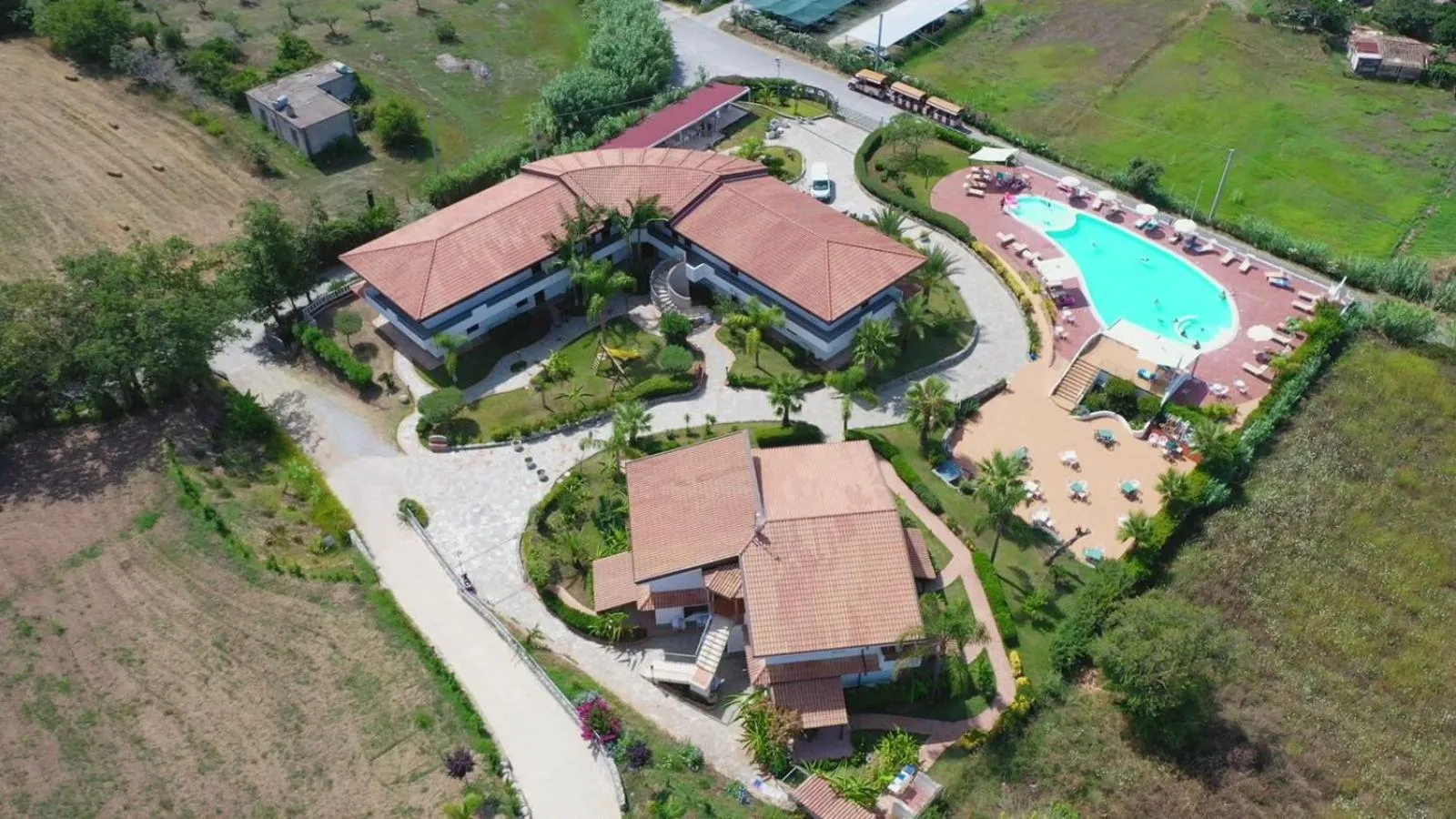 Property building in LUZIA AGRIRESORT - Piscina Idromassaggio con Vista Mare Aperta fino alle ore 23-00
