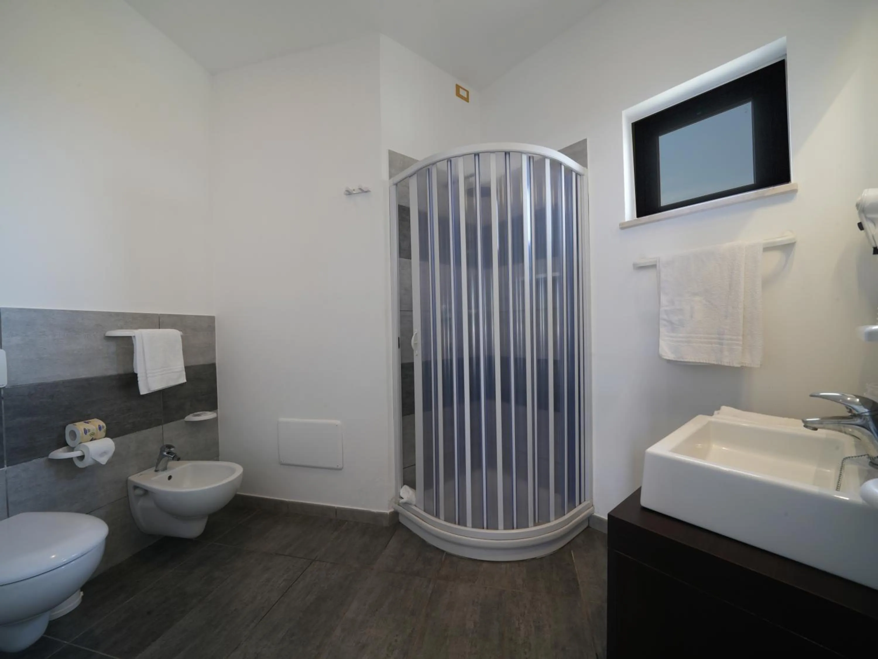 Bathroom in LUZIA AGRIRESORT - Piscina Idromassaggio con Vista Mare Aperta fino alle ore 23-00