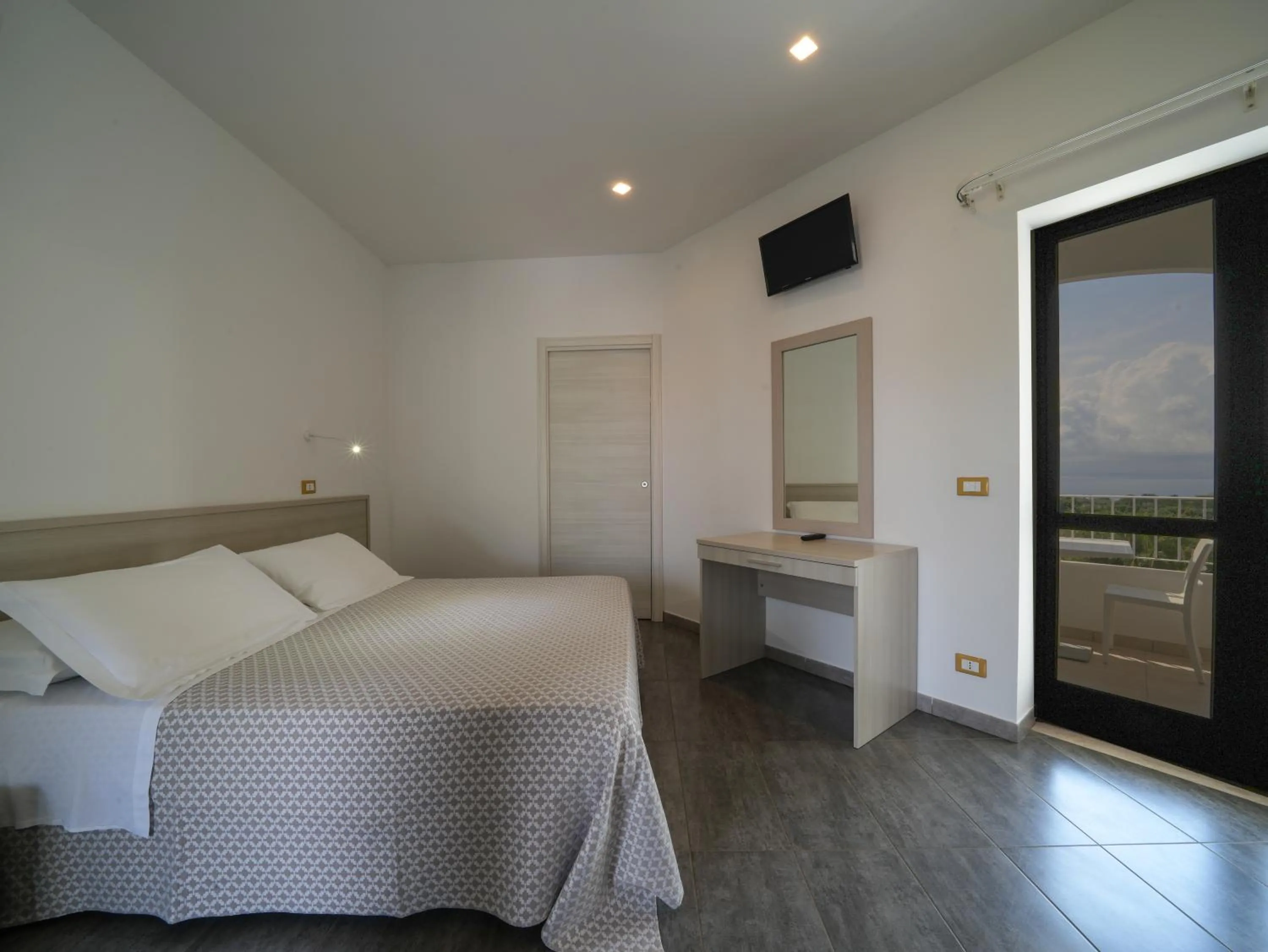 Bedroom, Bed in LUZIA AGRIRESORT - Piscina Idromassaggio con Vista Mare Aperta fino alle ore 23-00