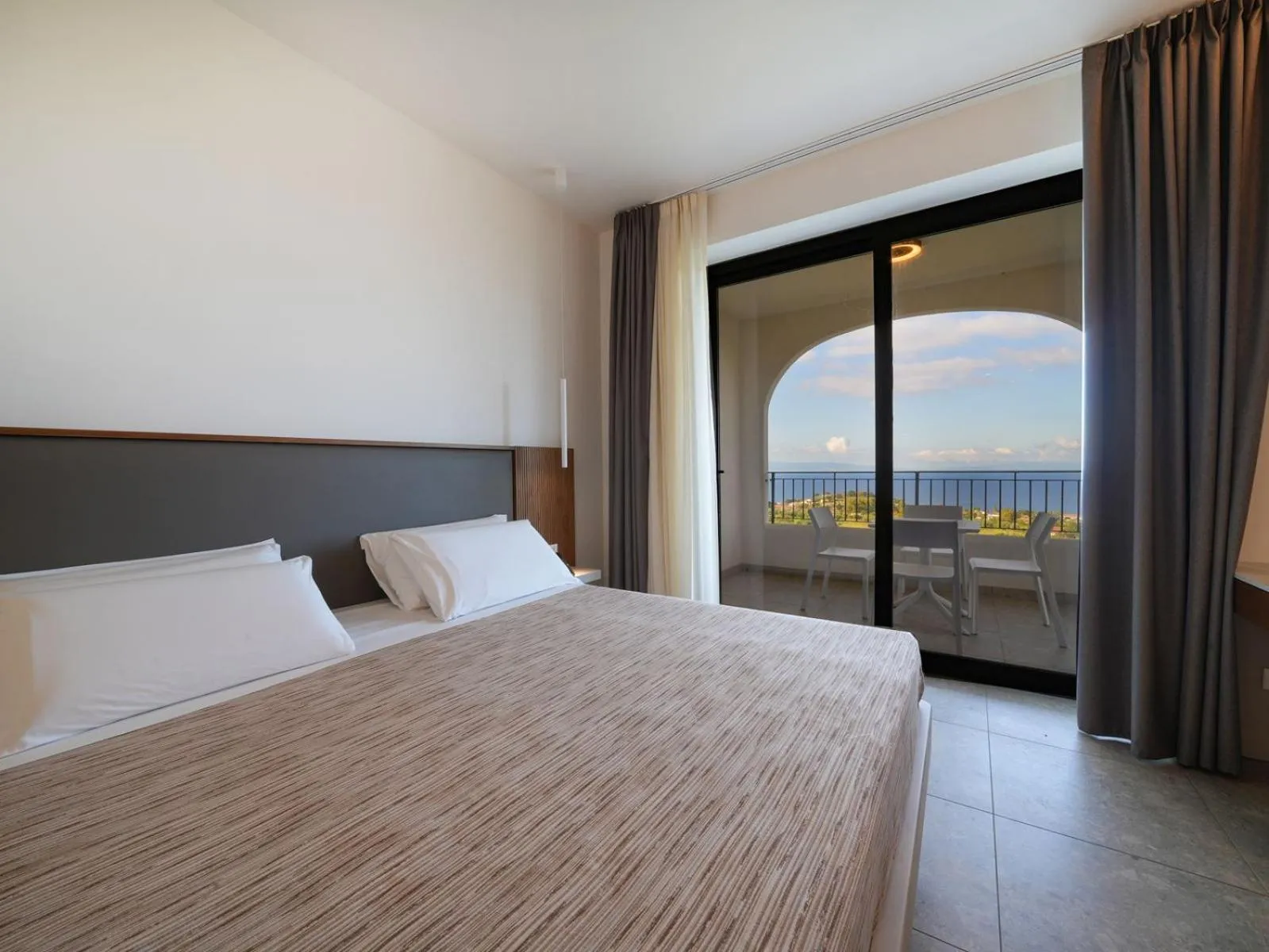 View (from property/room), Bed in LUZIA AGRIRESORT - Piscina Idromassaggio con Vista Mare Aperta fino alle ore 23-00