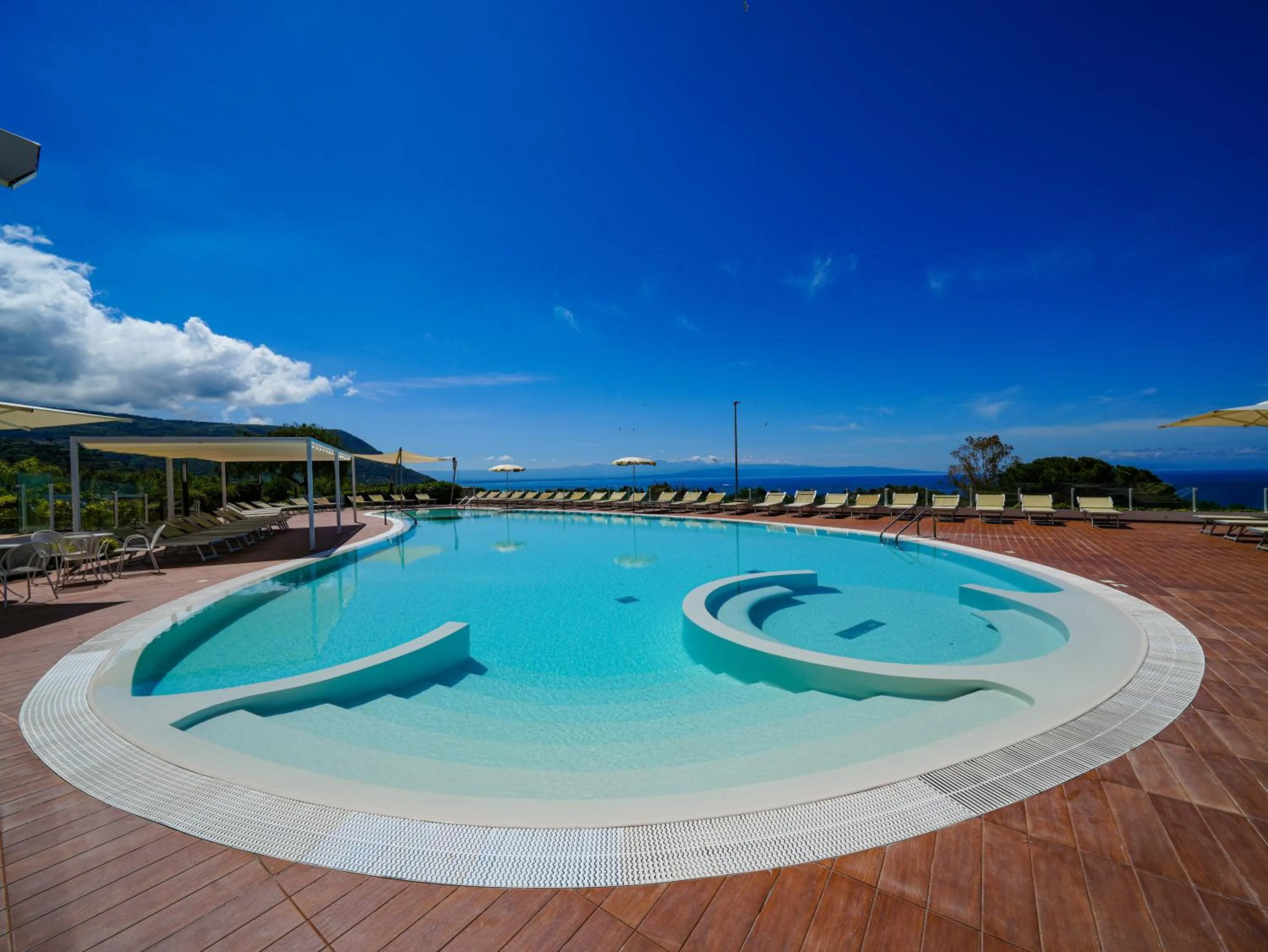 Swimming pool in LUZIA AGRIRESORT - Piscina Idromassaggio con Vista Mare Aperta fino alle ore 23-00