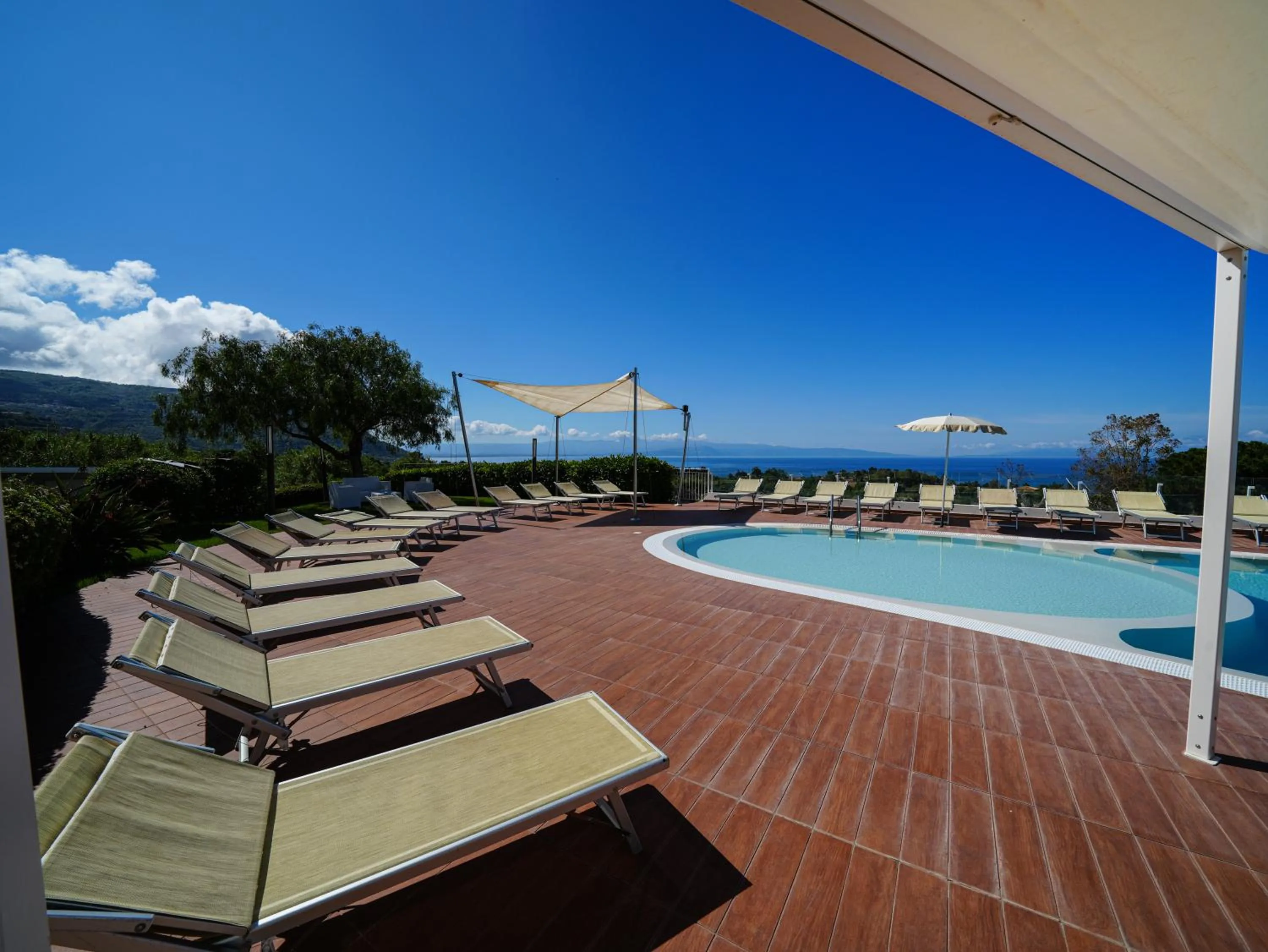 Swimming pool in LUZIA AGRIRESORT - Piscina Idromassaggio con Vista Mare Aperta fino alle ore 23-00