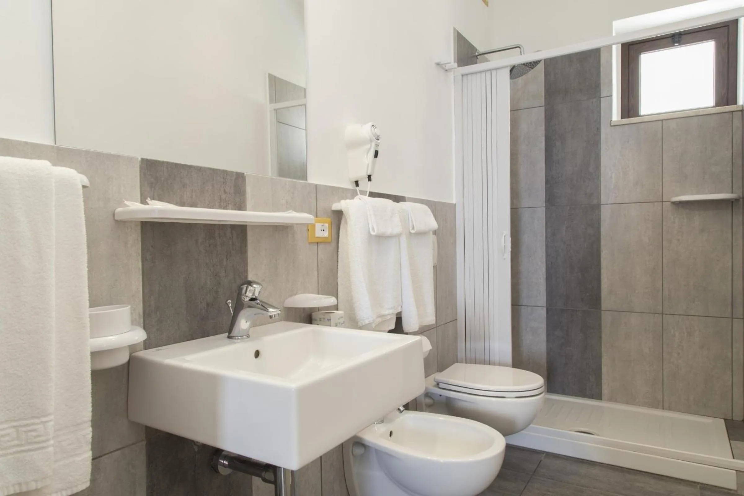 Bathroom in LUZIA AGRIRESORT - Piscina Idromassaggio con Vista Mare Aperta fino alle ore 23-00