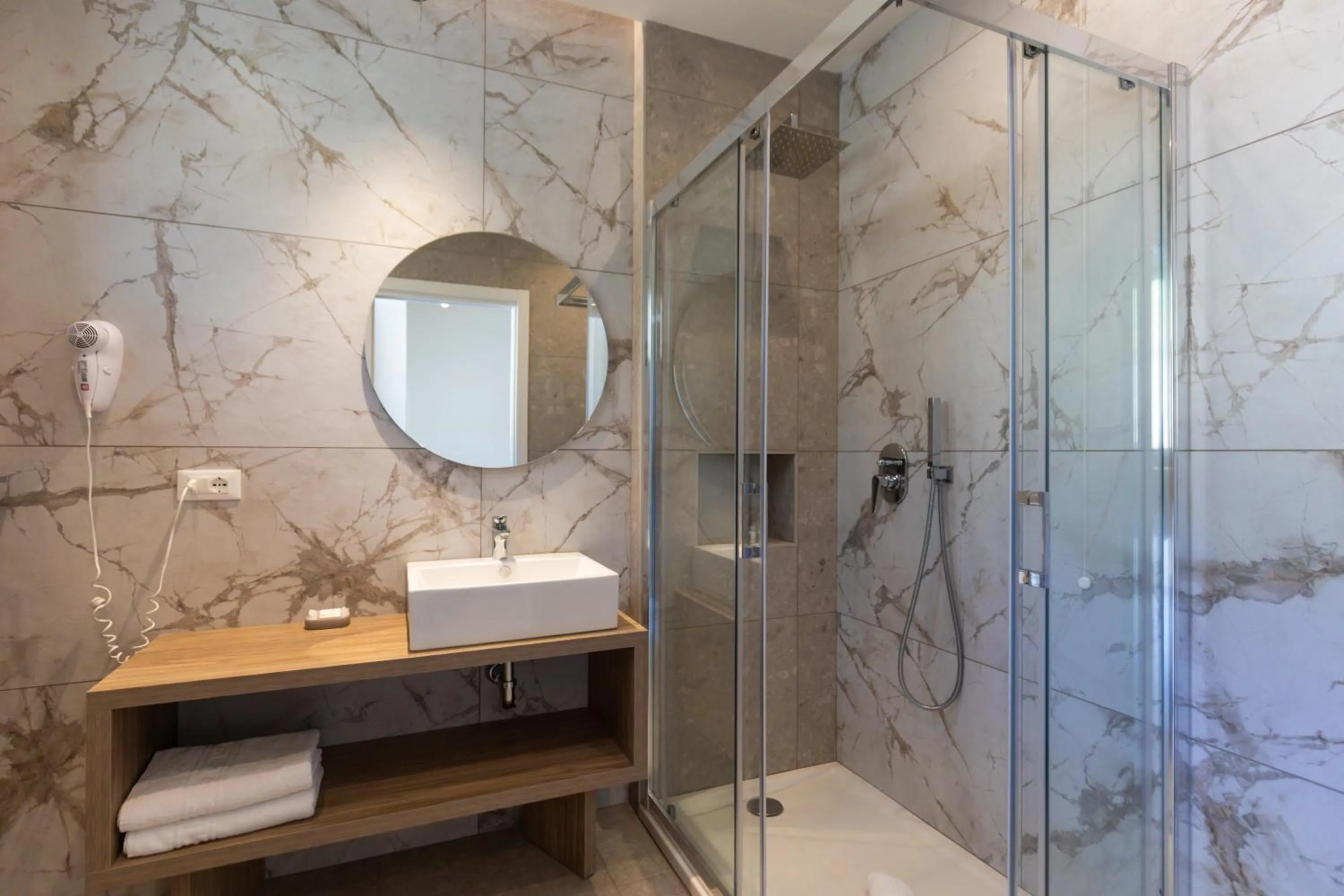 Shower in LUZIA AGRIRESORT - Piscina Idromassaggio con Vista Mare Aperta fino alle ore 23-00