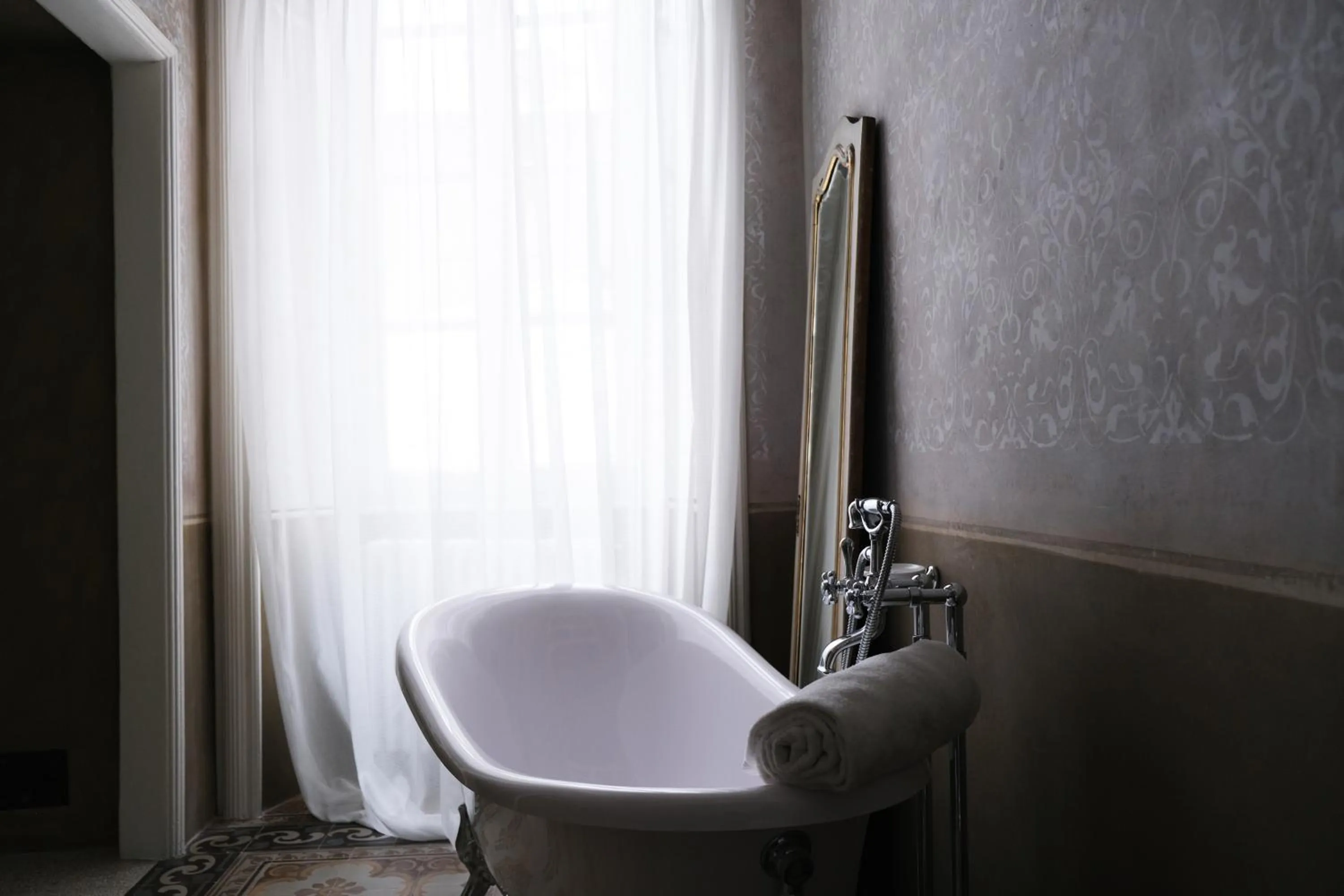 Bath in Palazzo Albricci Peregrini