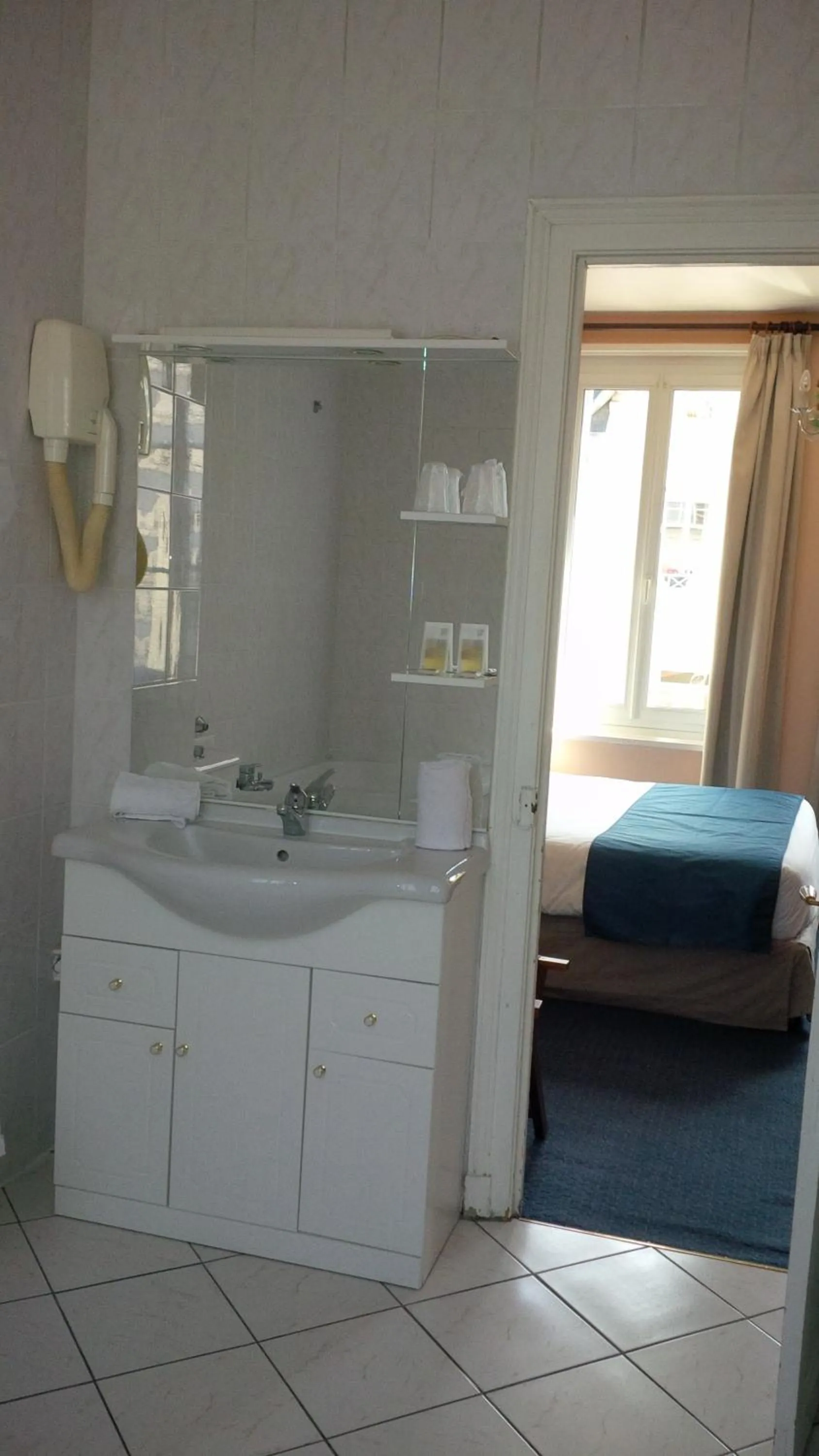 Photo of the whole room, Bed in Hôtel Le Chantilly Deauville