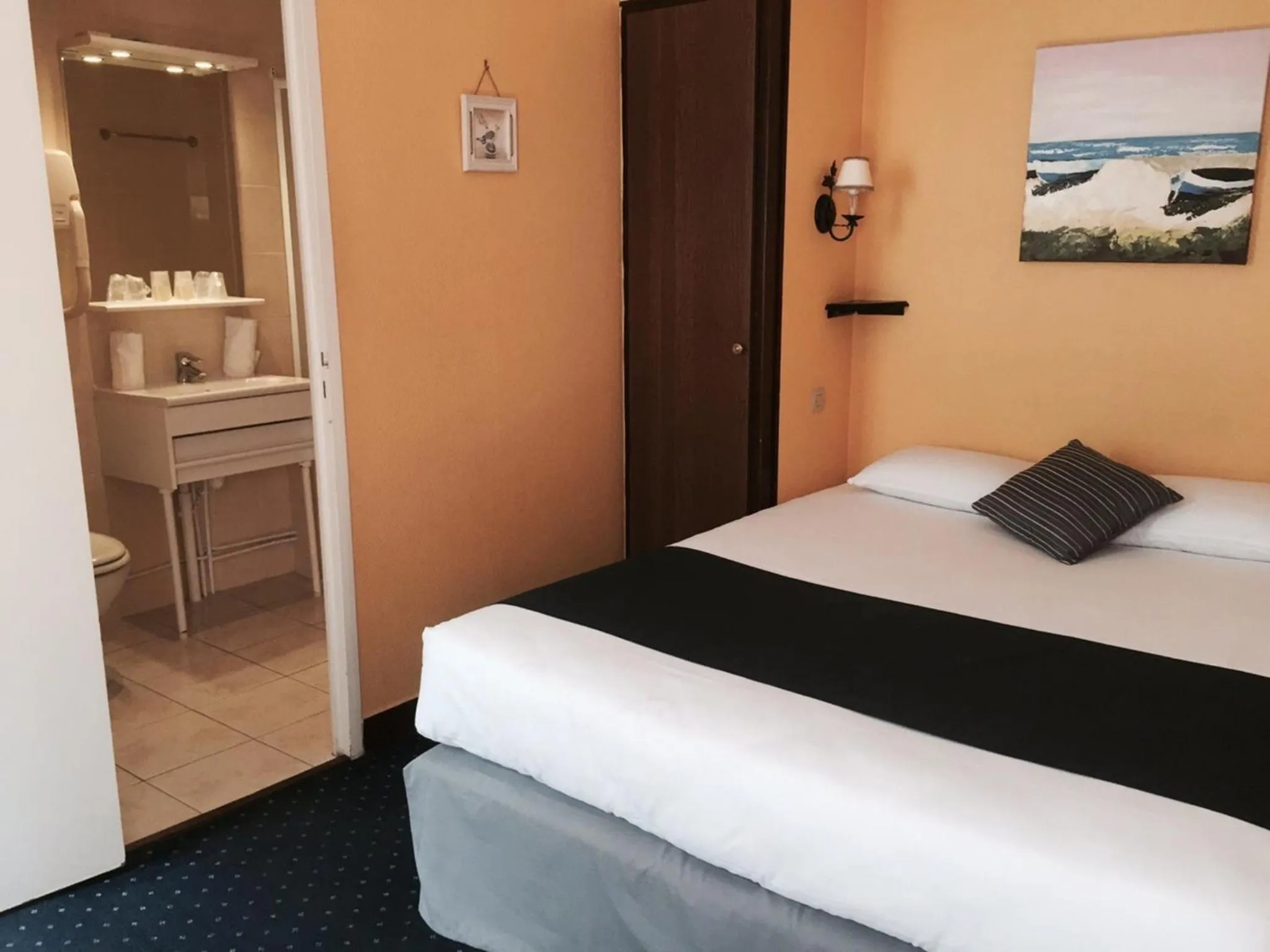 Photo of the whole room, Bed in Hôtel Le Chantilly Deauville