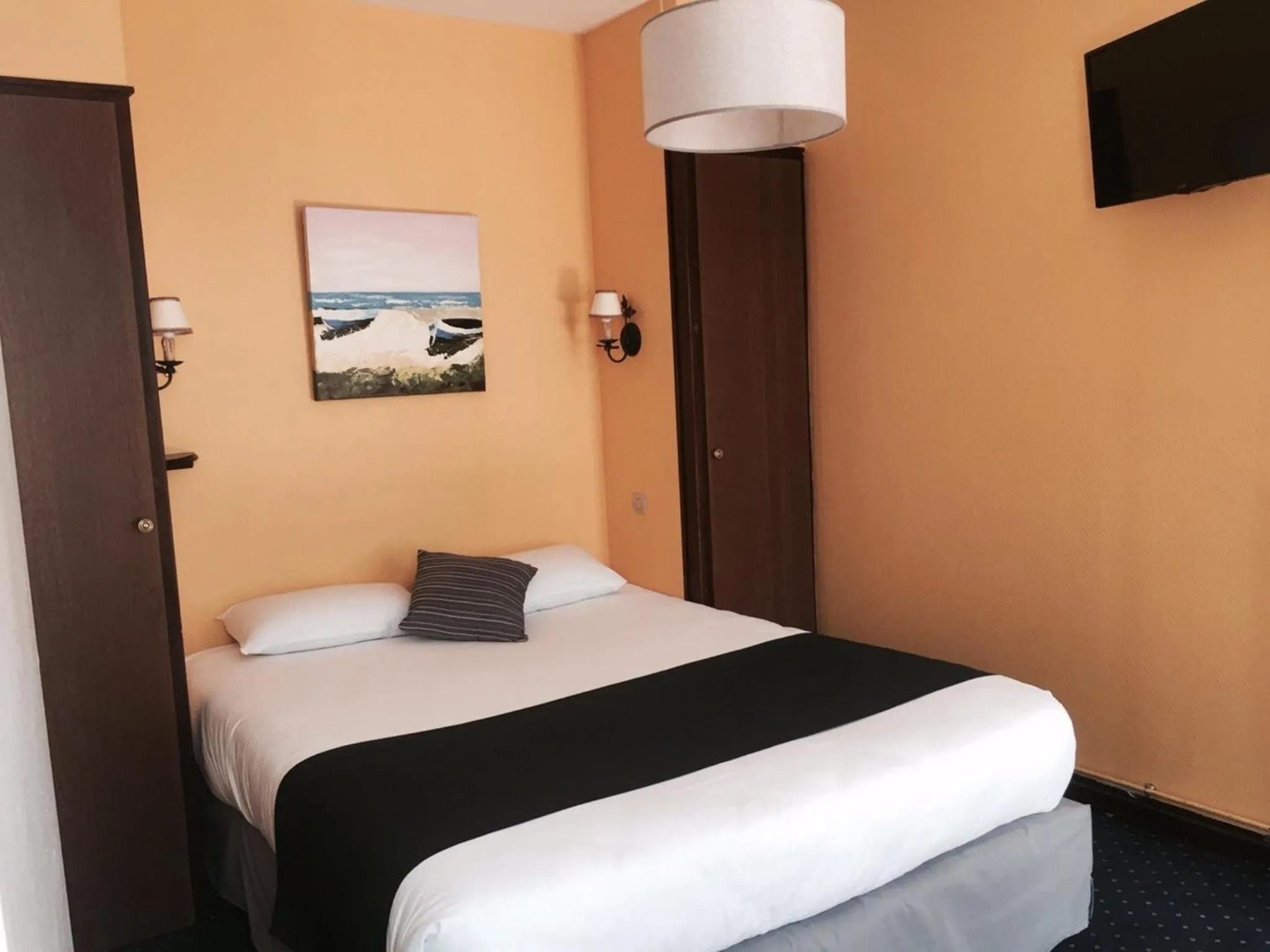 Photo of the whole room, Bed in Hôtel Le Chantilly Deauville