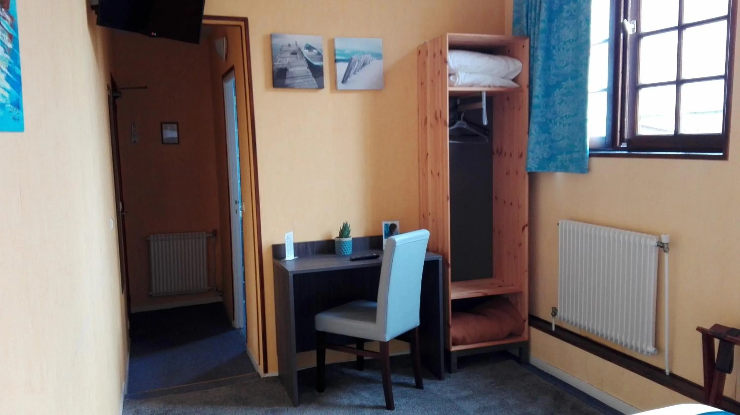 Photo of the whole room in Hôtel Le Chantilly Deauville