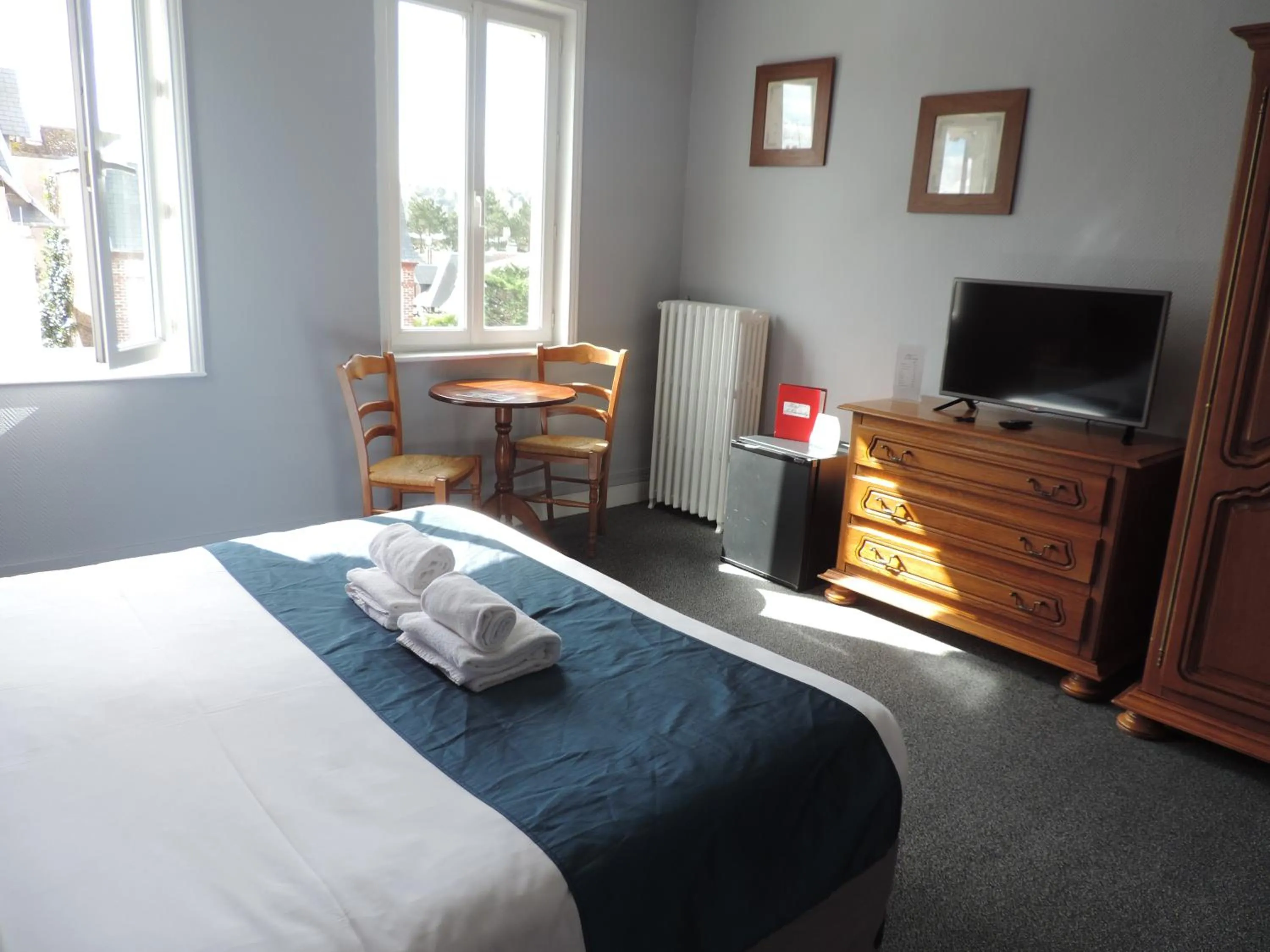 Photo of the whole room, Bed in Hôtel Le Chantilly Deauville