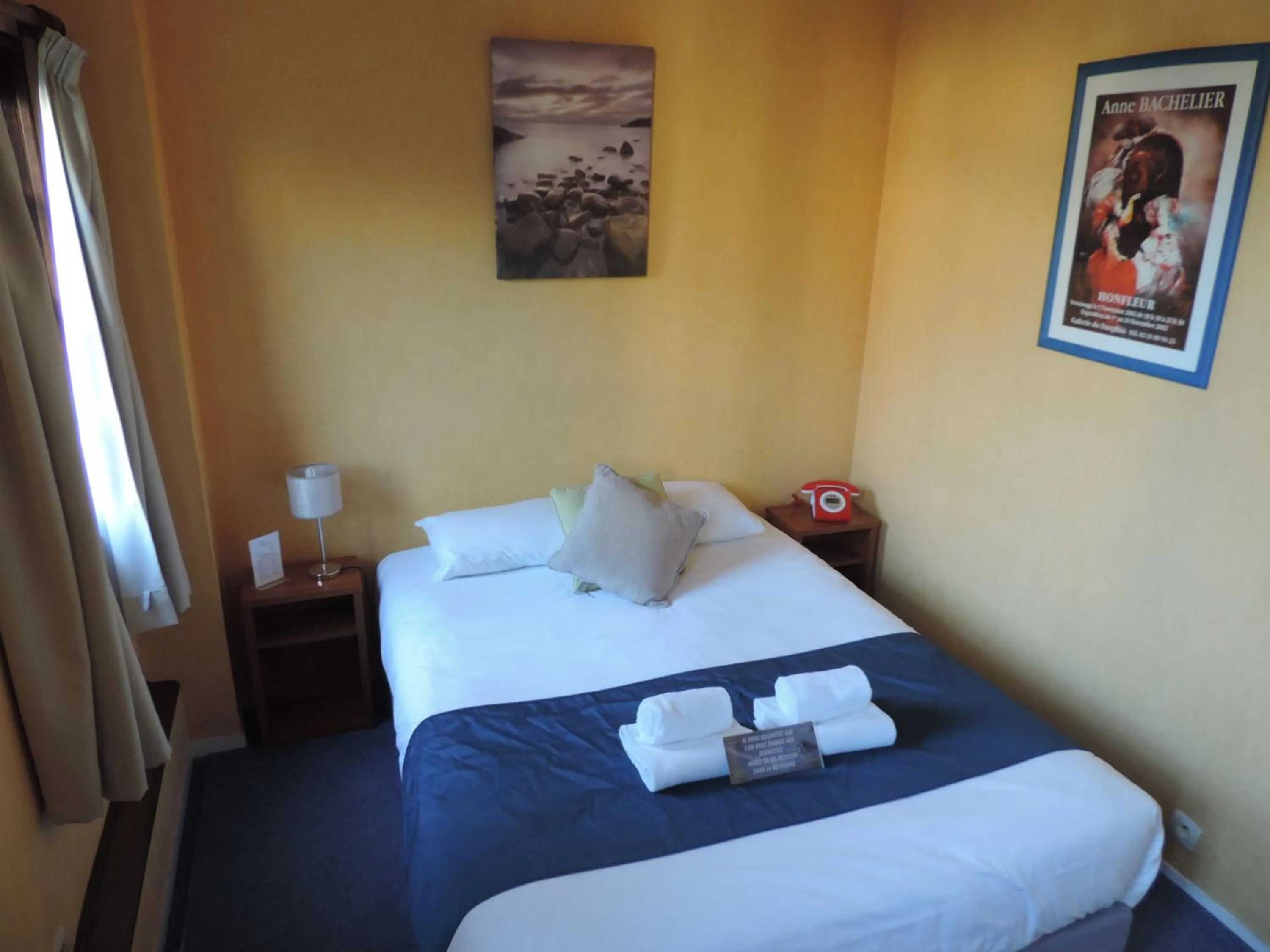 Bedroom, Bed in Hôtel Le Chantilly Deauville