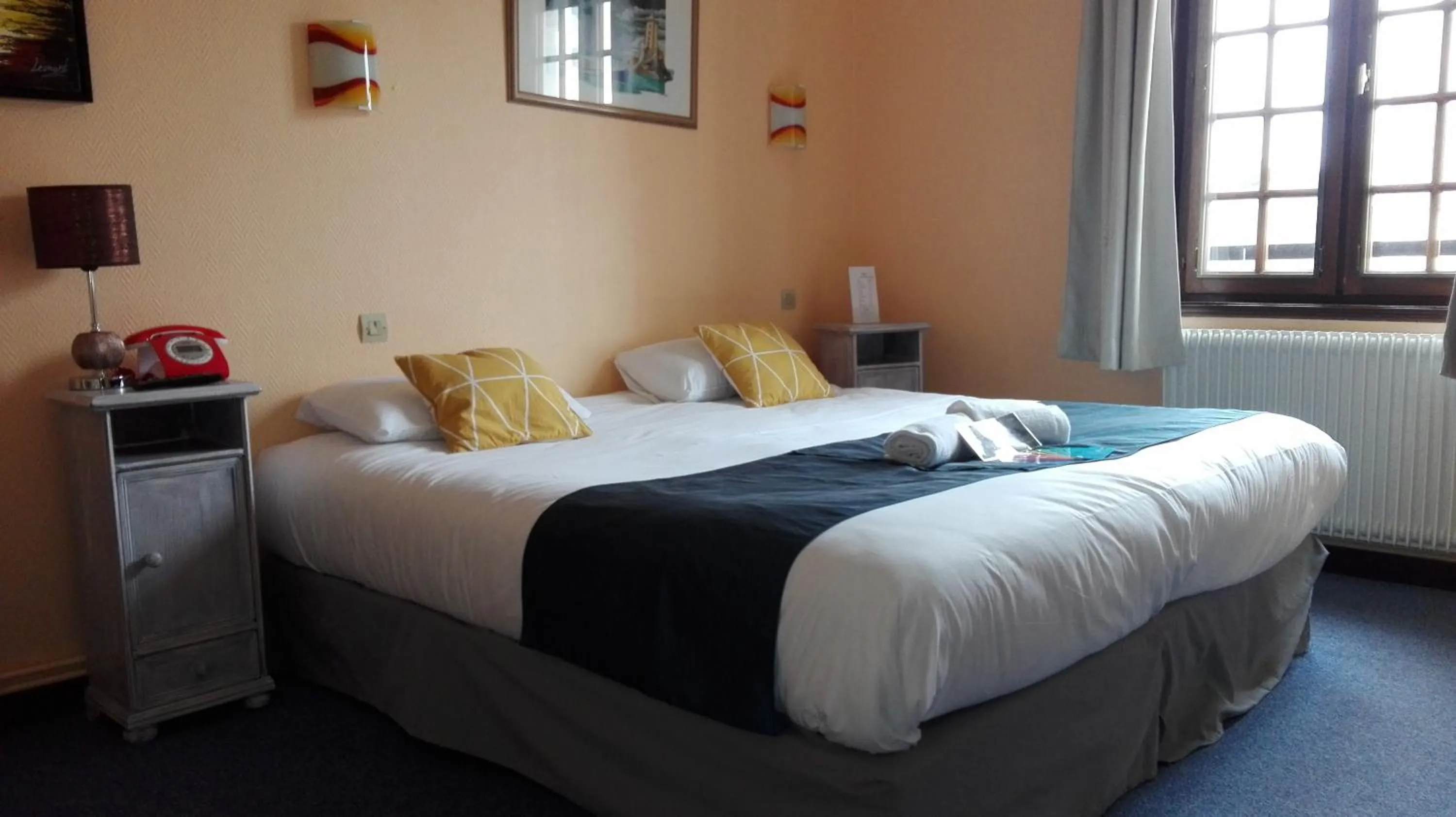 Photo of the whole room, Bed in Hôtel Le Chantilly Deauville