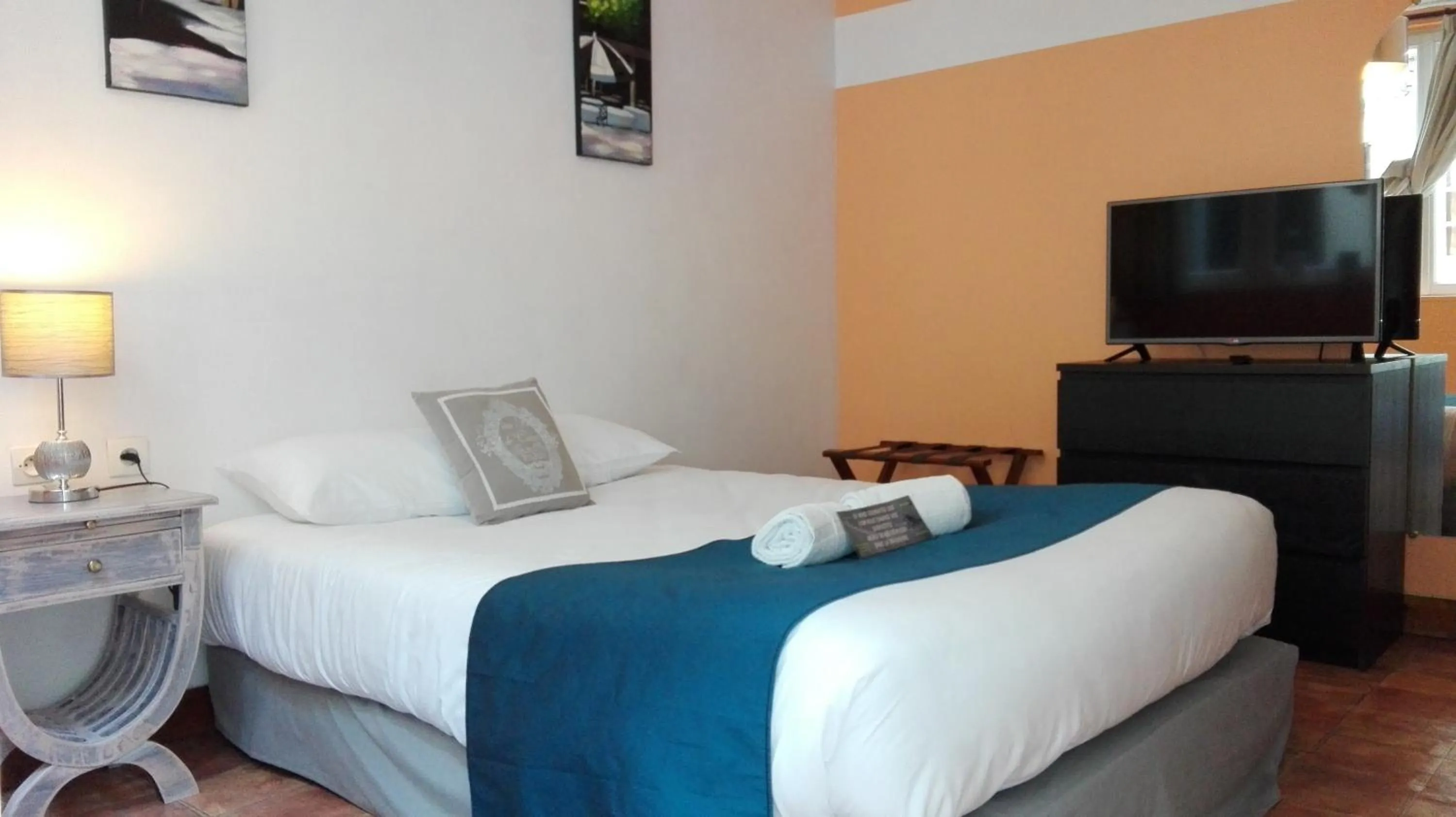 Photo of the whole room, Bed in Hôtel Le Chantilly Deauville