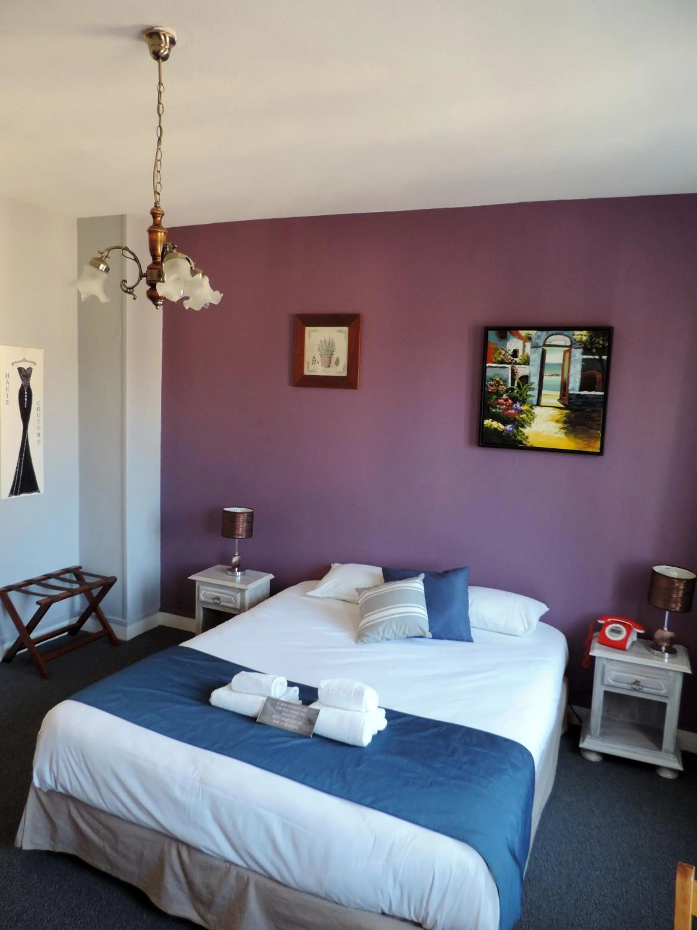 Bedroom, Bed in Hôtel Le Chantilly Deauville