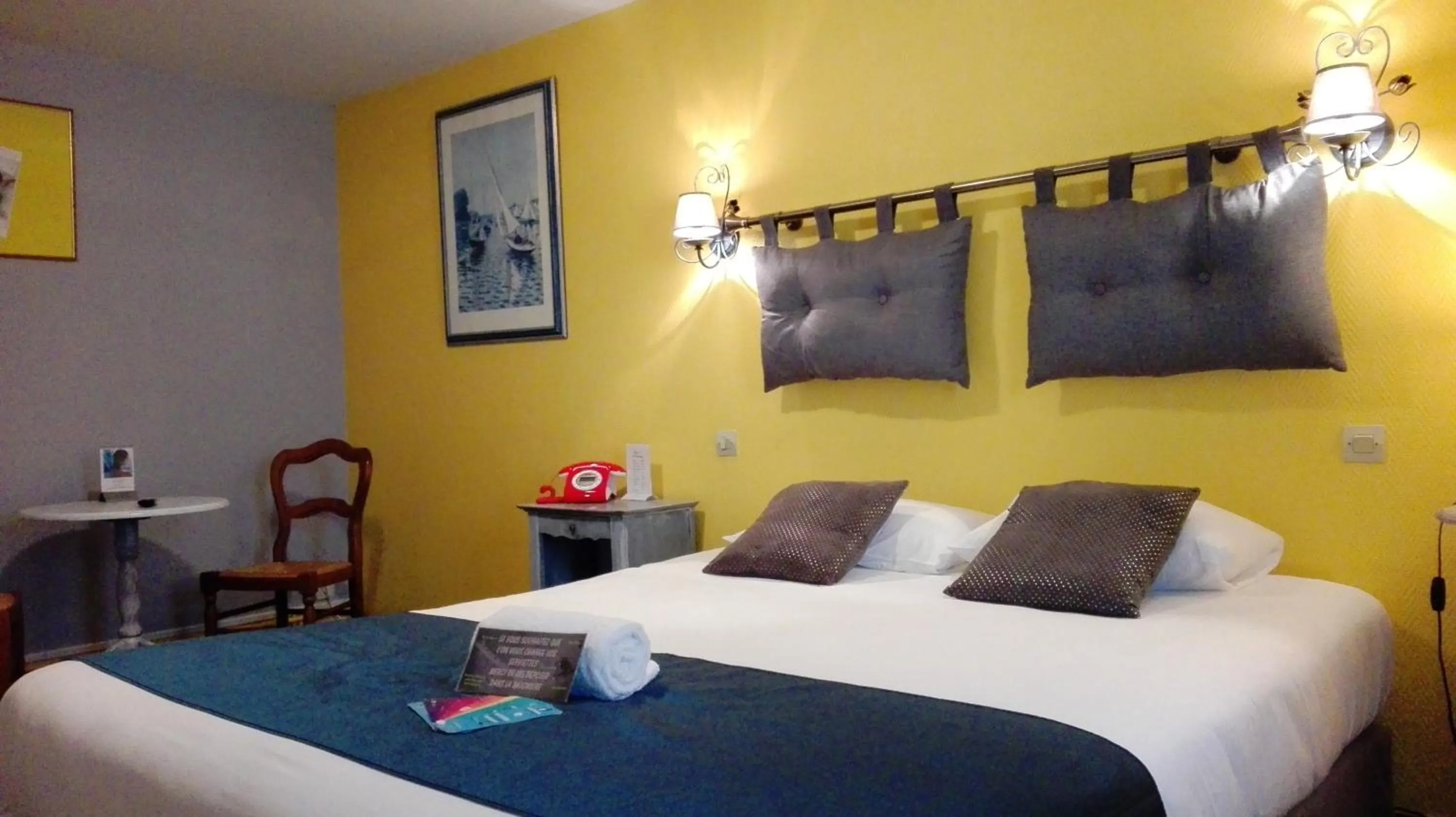 Bed in Hôtel Le Chantilly Deauville