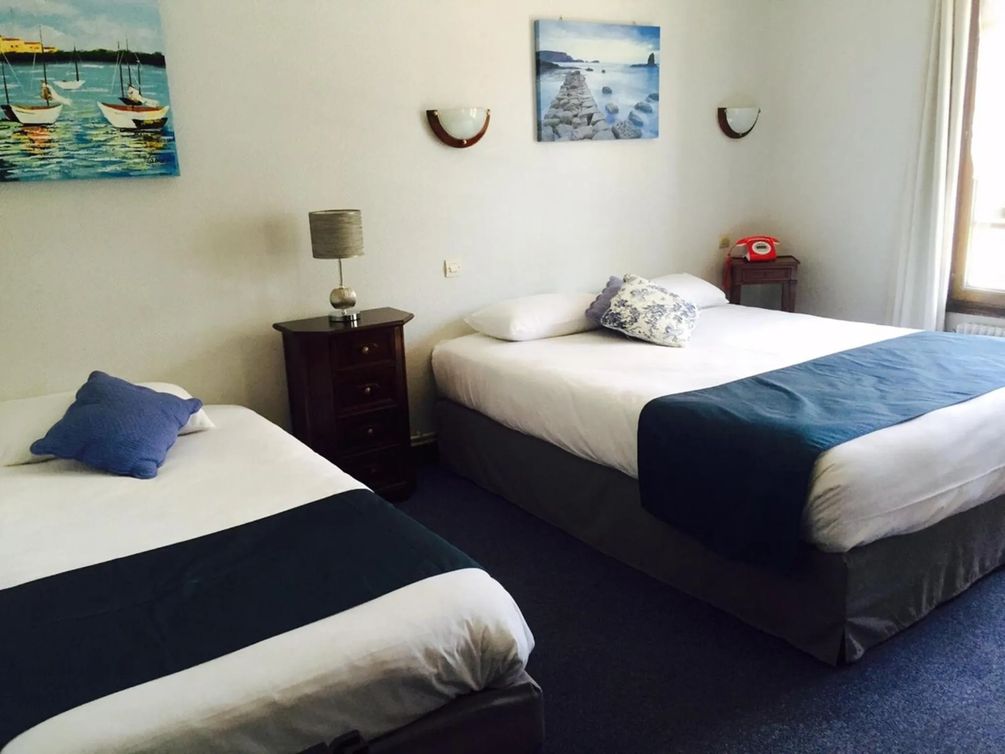 Photo of the whole room, Bed in Hôtel Le Chantilly Deauville