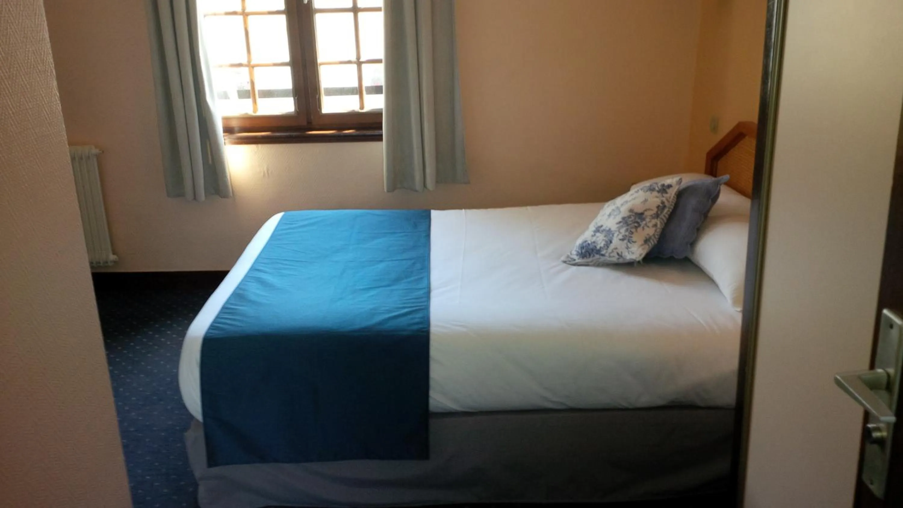 Photo of the whole room, Bed in Hôtel Le Chantilly Deauville