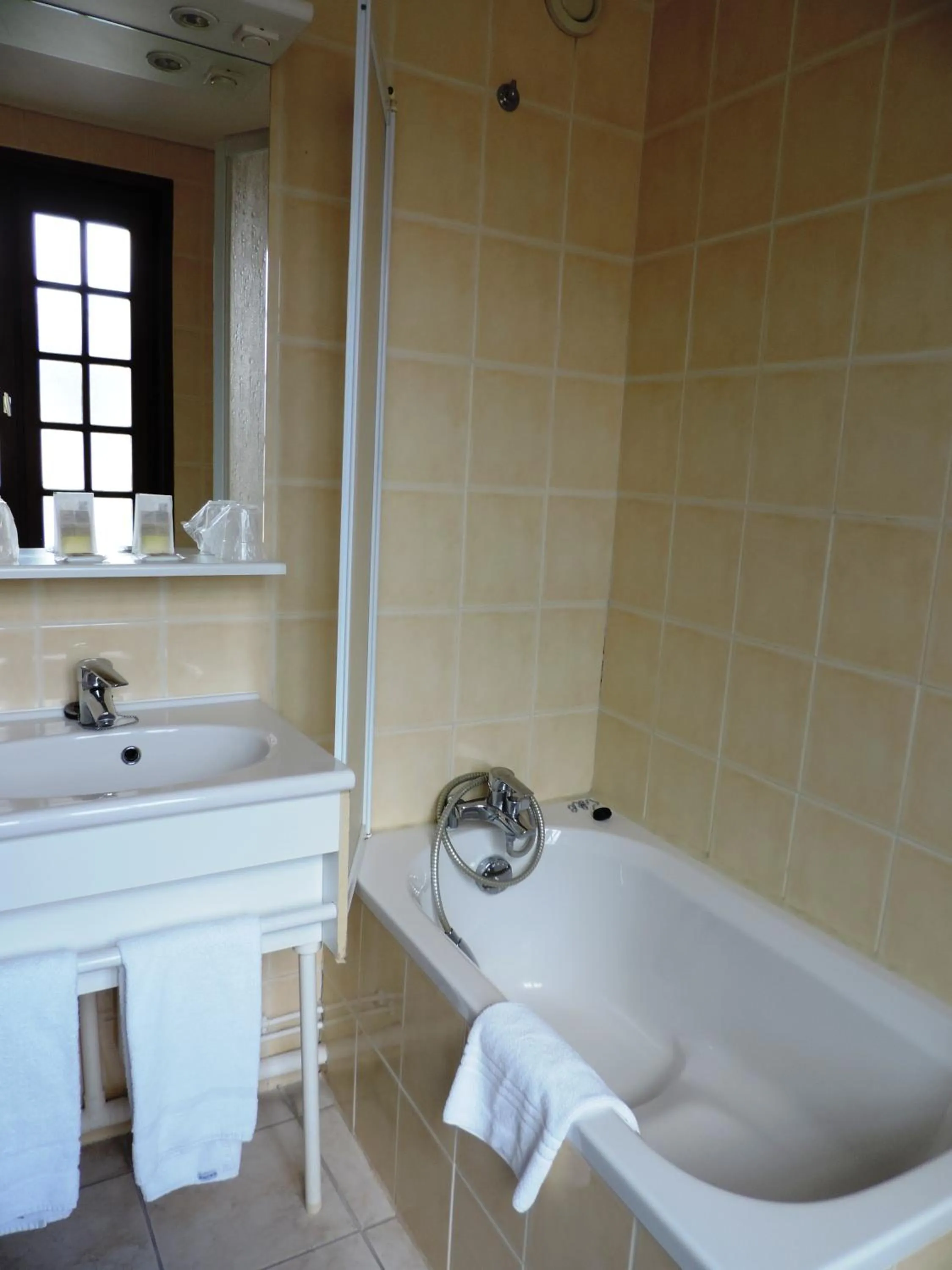 Bathroom in Hôtel Le Chantilly Deauville