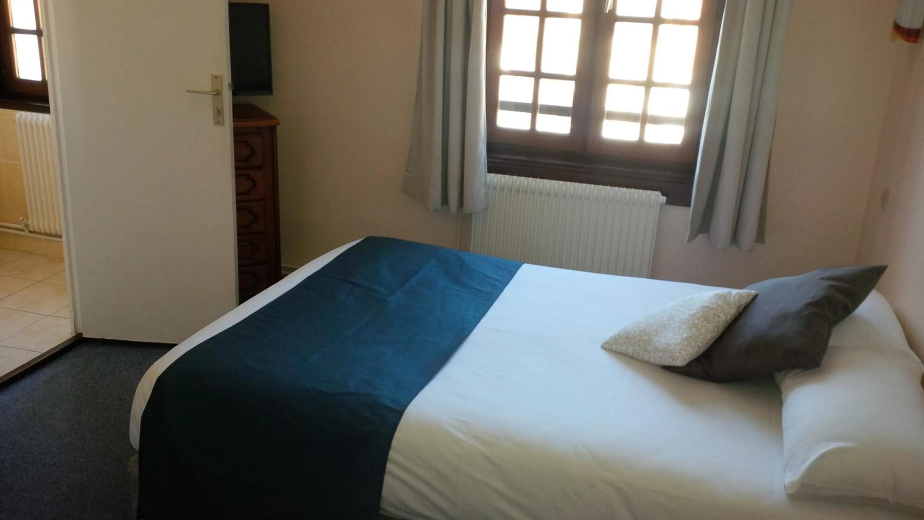 Photo of the whole room, Bed in Hôtel Le Chantilly Deauville