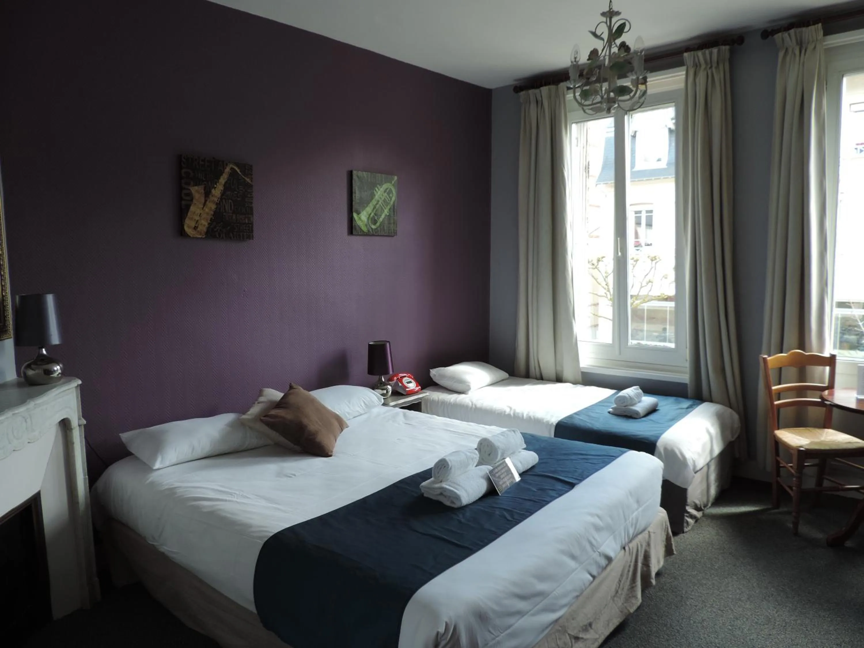 Photo of the whole room, Bed in Hôtel Le Chantilly Deauville