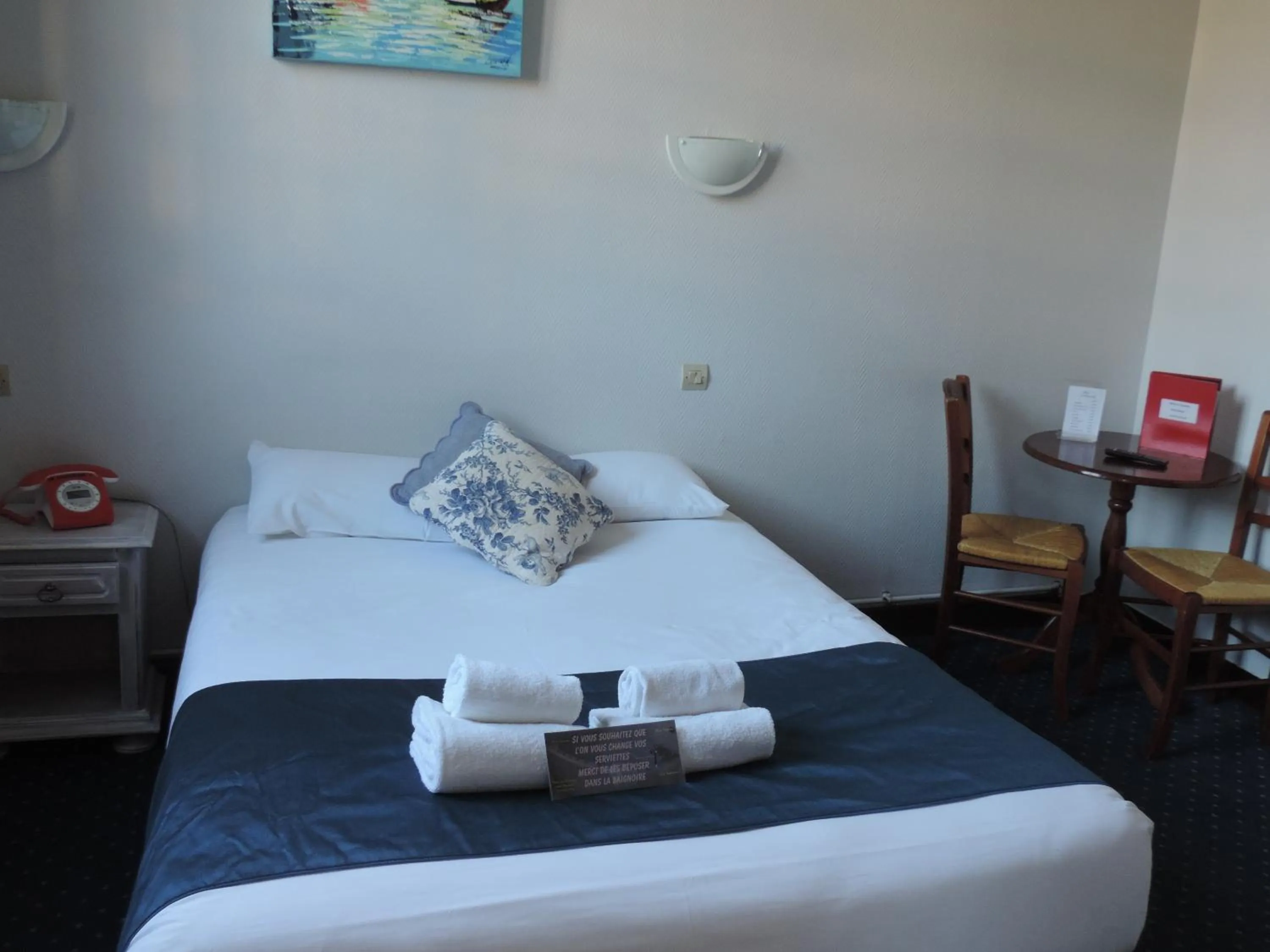 Bedroom, Bed in Hôtel Le Chantilly Deauville