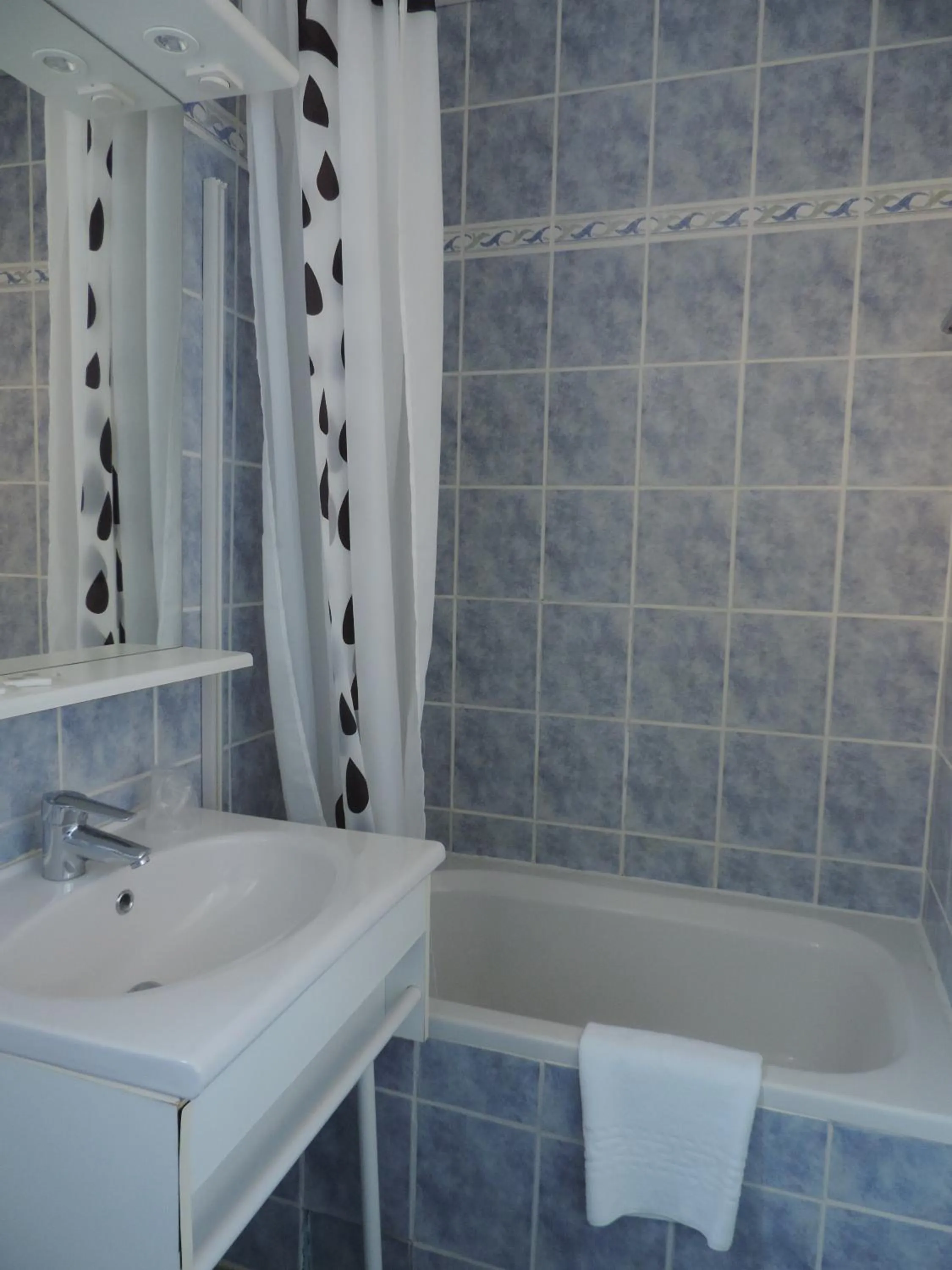 Bathroom in Hôtel Le Chantilly Deauville