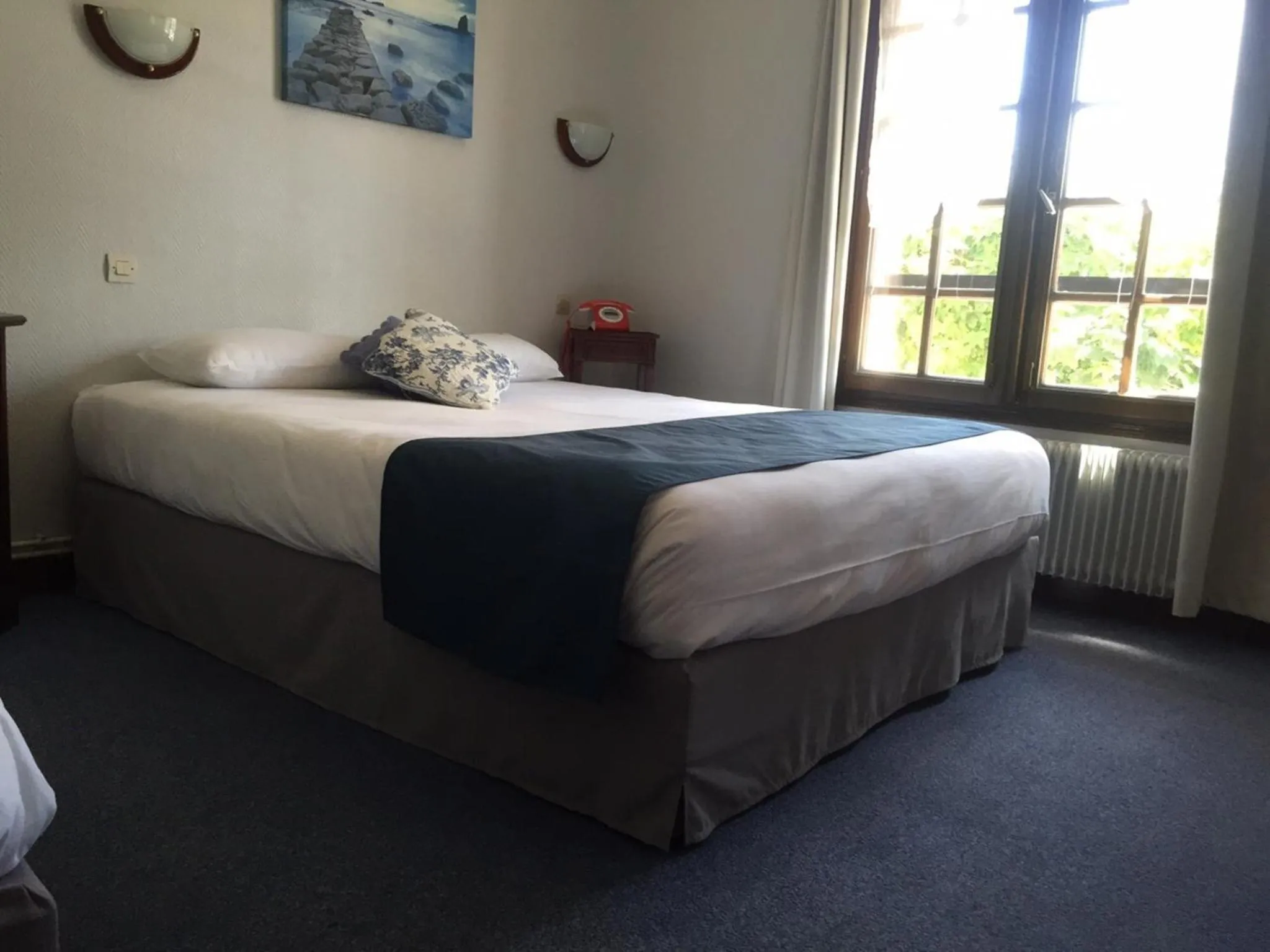 Photo of the whole room, Bed in Hôtel Le Chantilly Deauville