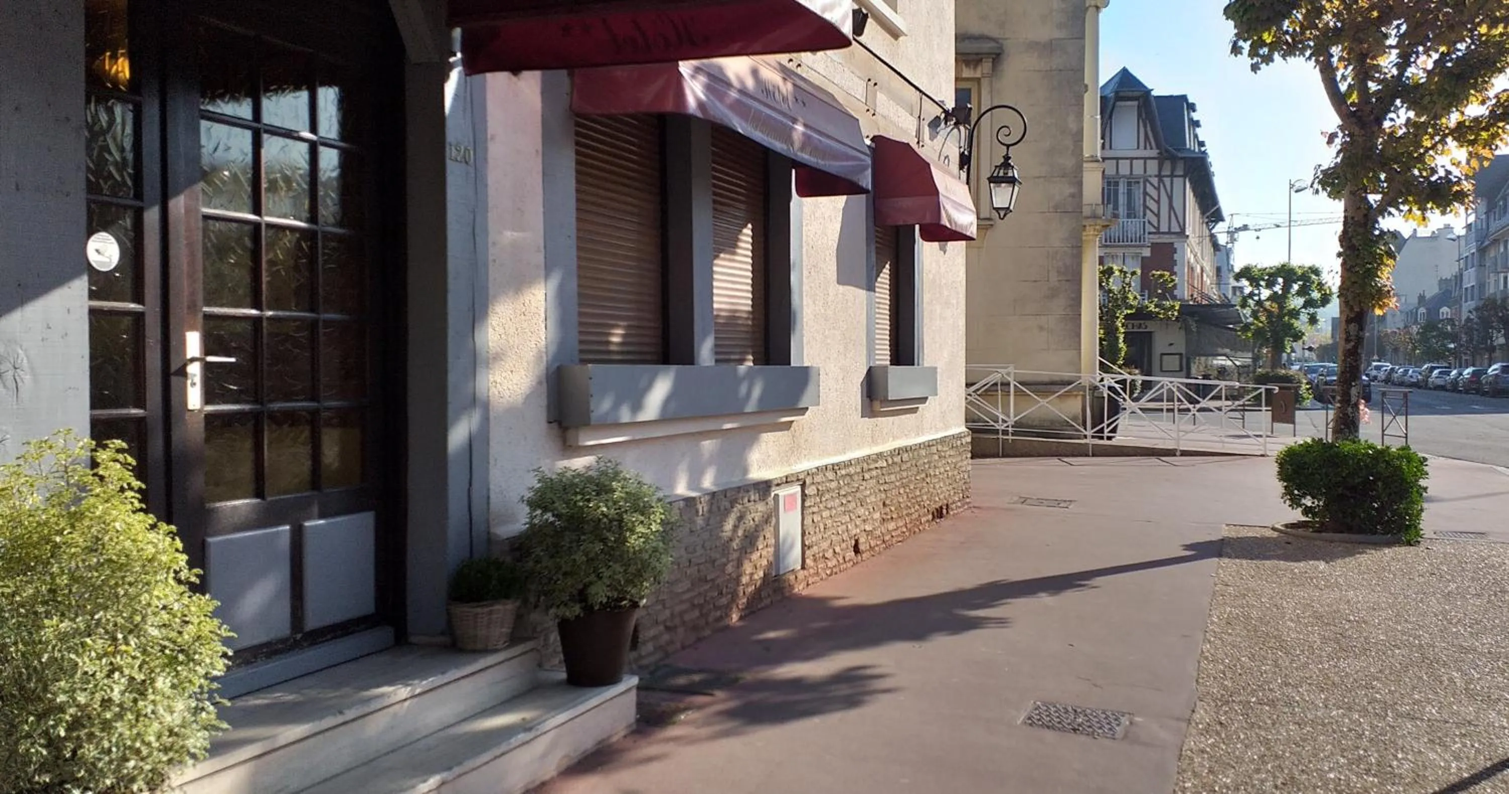 Facade/entrance in Hôtel Le Chantilly Deauville