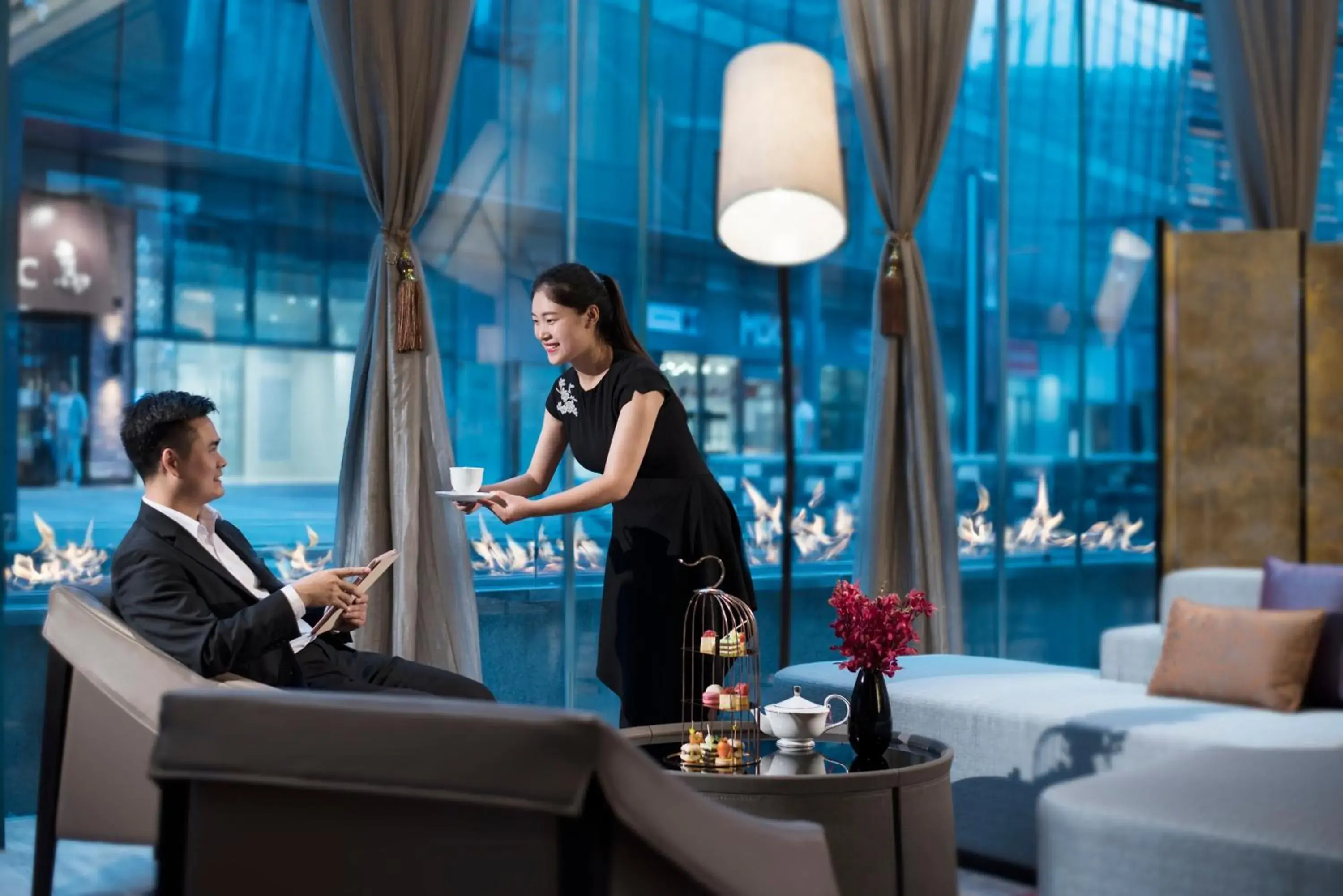 Lounge or bar in Crowne Plaza Baoji City Center by IHG Lounge or bar in Crowne Plaza Baoji City Center by IHG