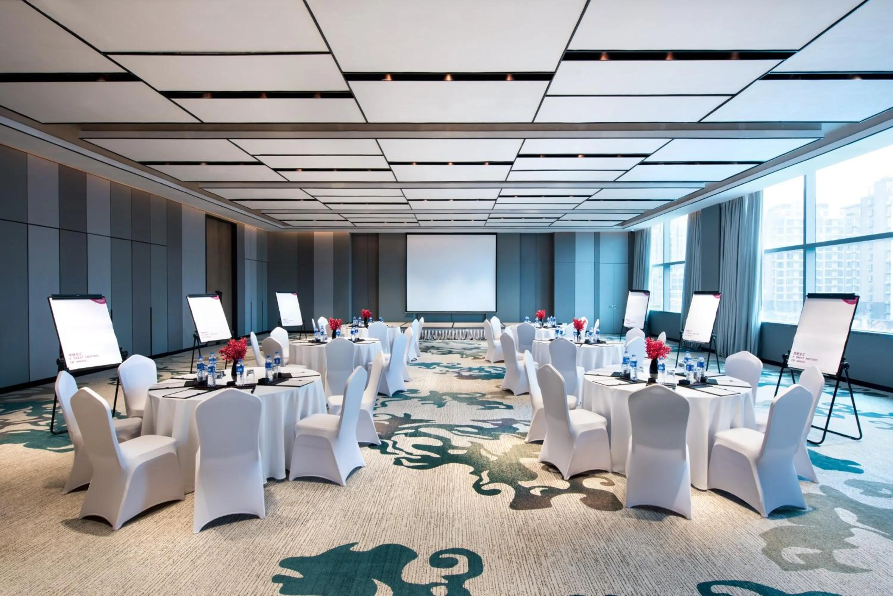 Meeting/conference room in Crowne Plaza Baoji City Center by IHG