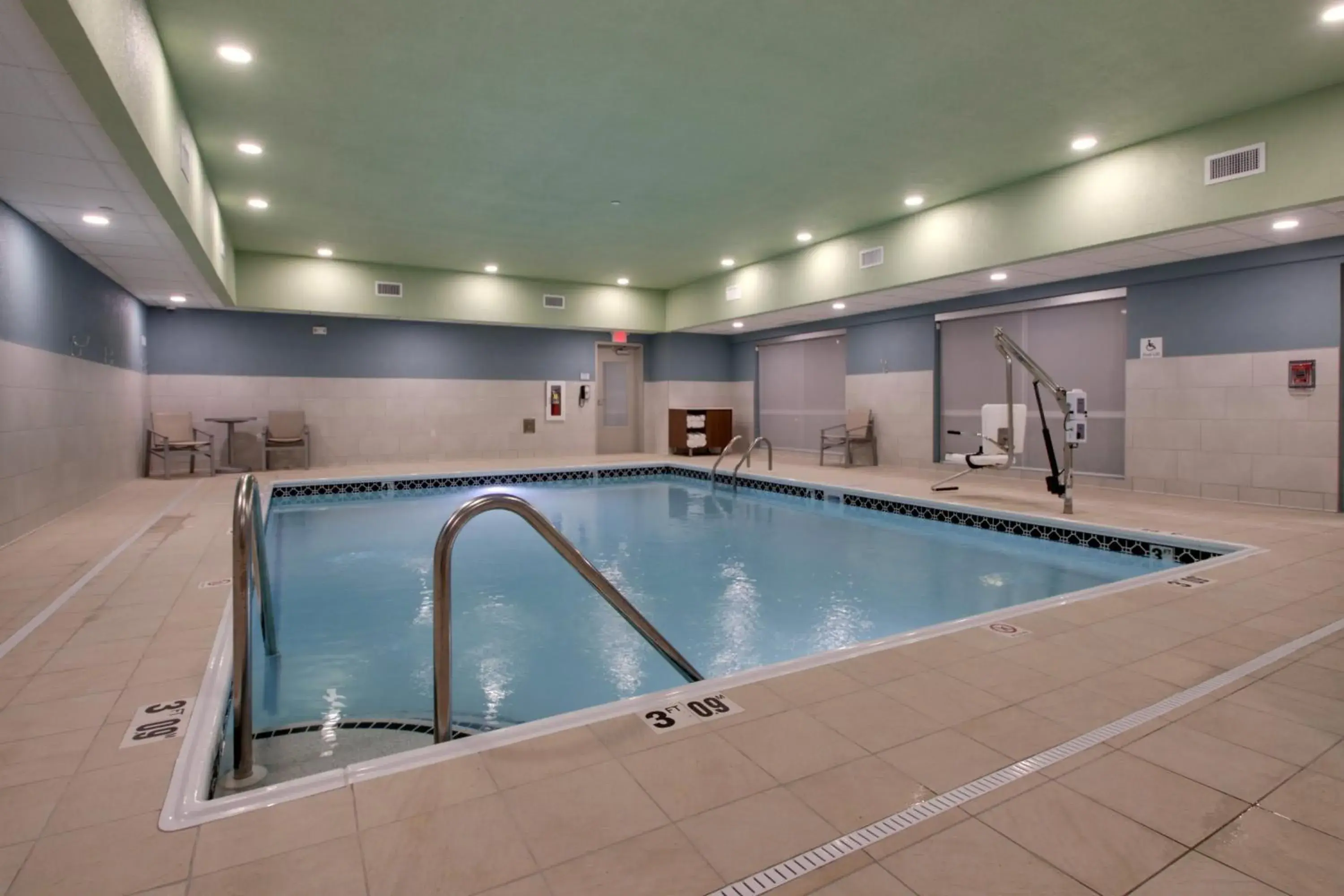 Swimming pool in Holiday Inn Express & Suites - Mount Vernon by IHG Swimming pool in Holiday Inn Express & Suites - Mount Vernon by IHG