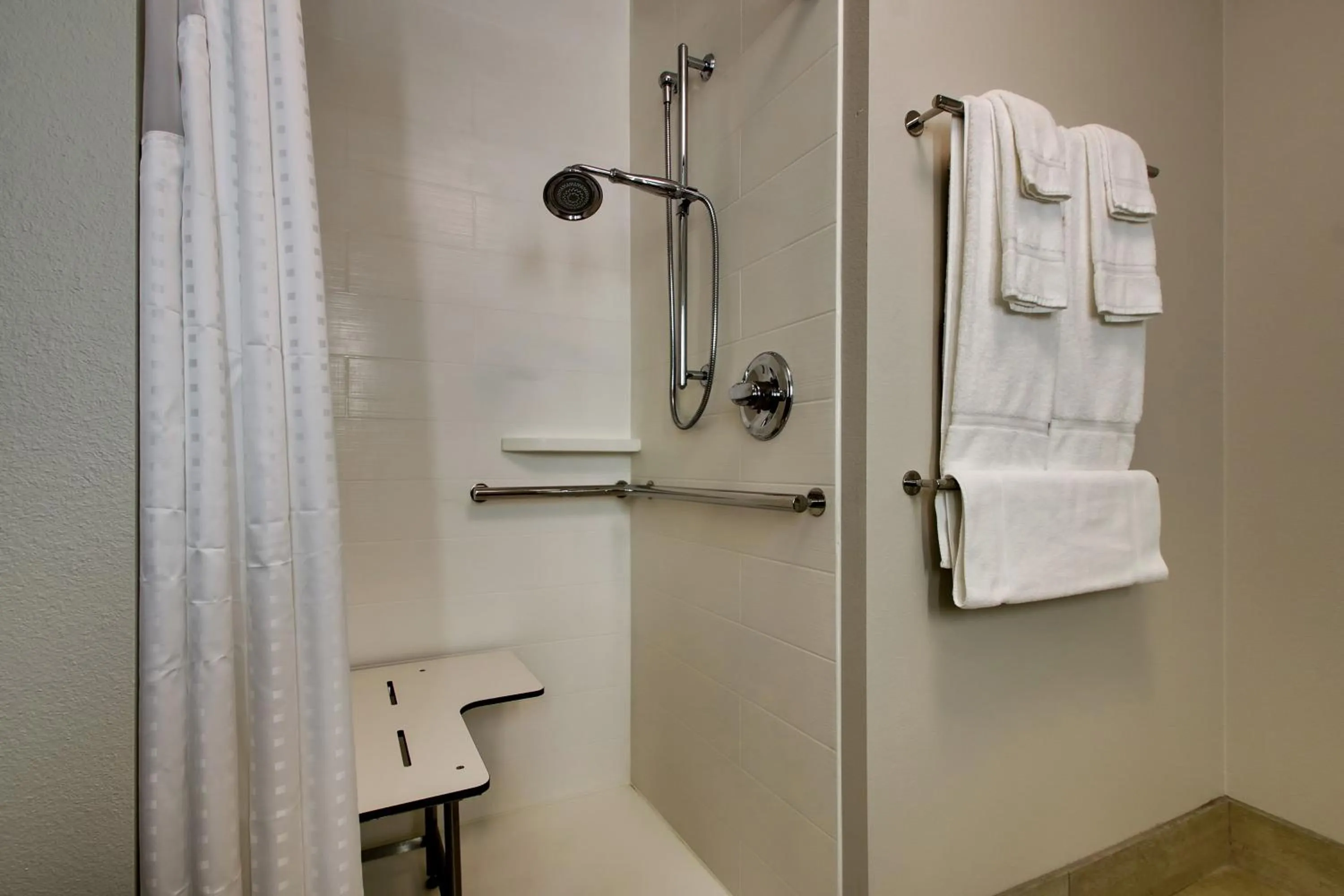 Photo of the whole room in Holiday Inn Express & Suites - Mount Vernon by IHG