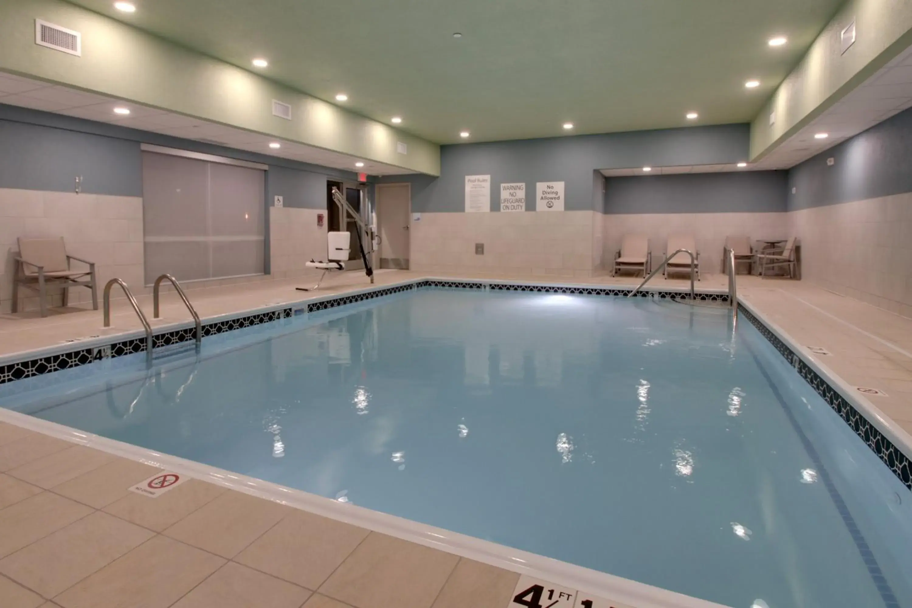 Swimming pool in Holiday Inn Express & Suites - Mount Vernon by IHG Swimming pool in Holiday Inn Express & Suites - Mount Vernon by IHG