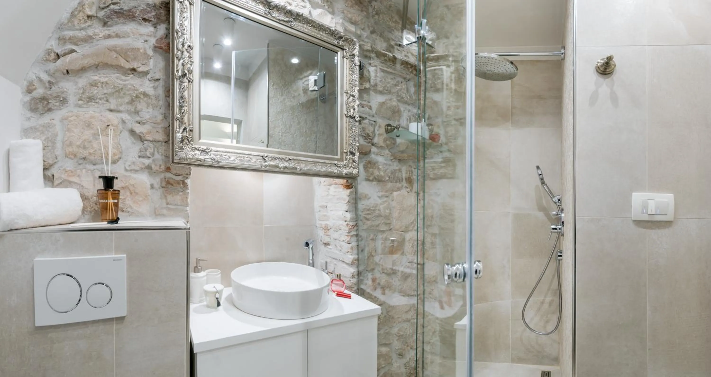 Bathroom in Jupiter Lux Rooms