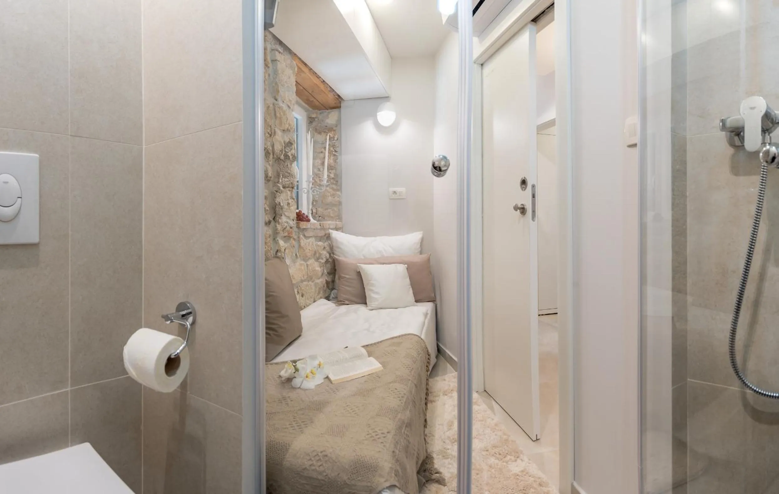 Bathroom, Bed in Jupiter Lux Rooms