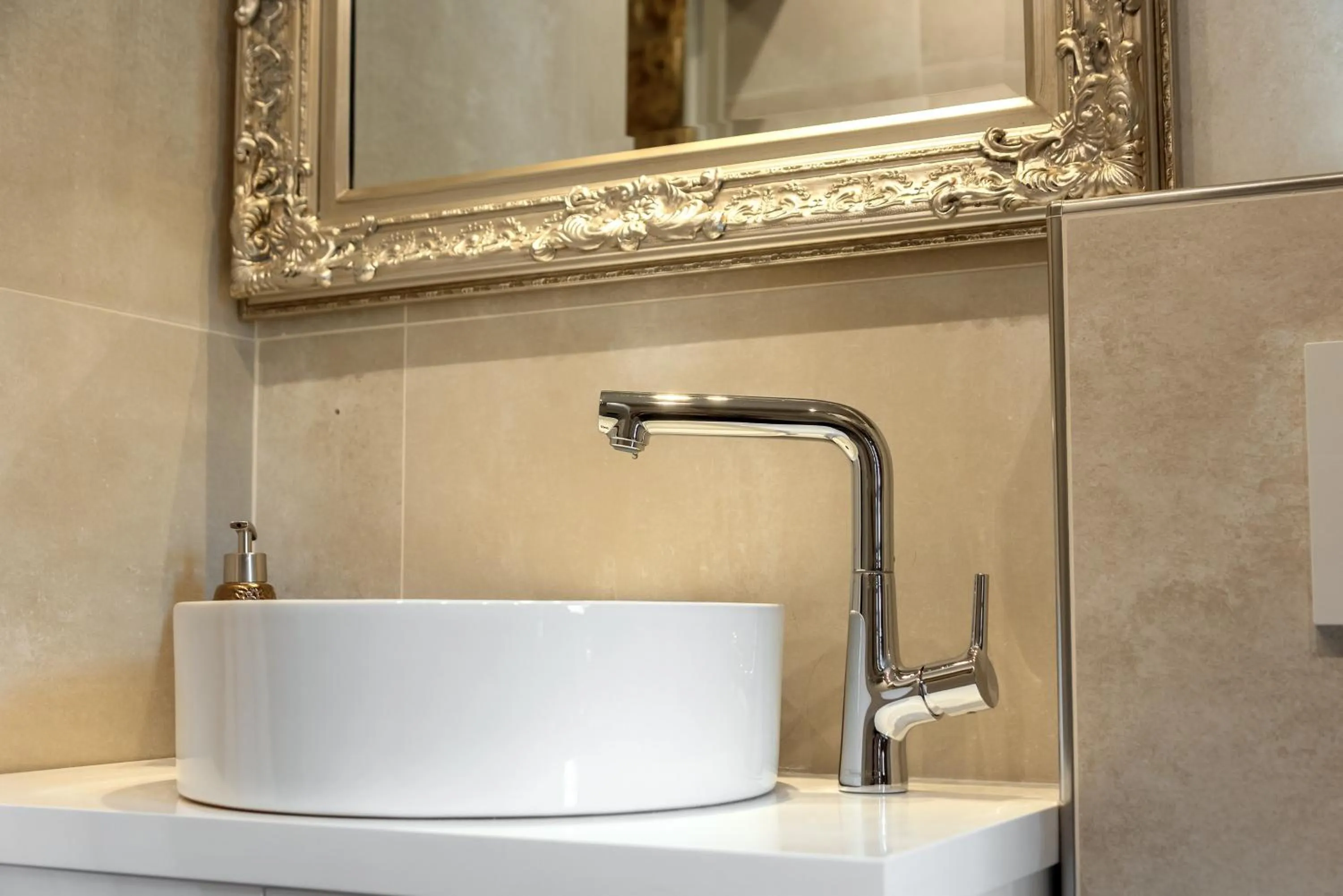 Bathroom in Jupiter Lux Rooms