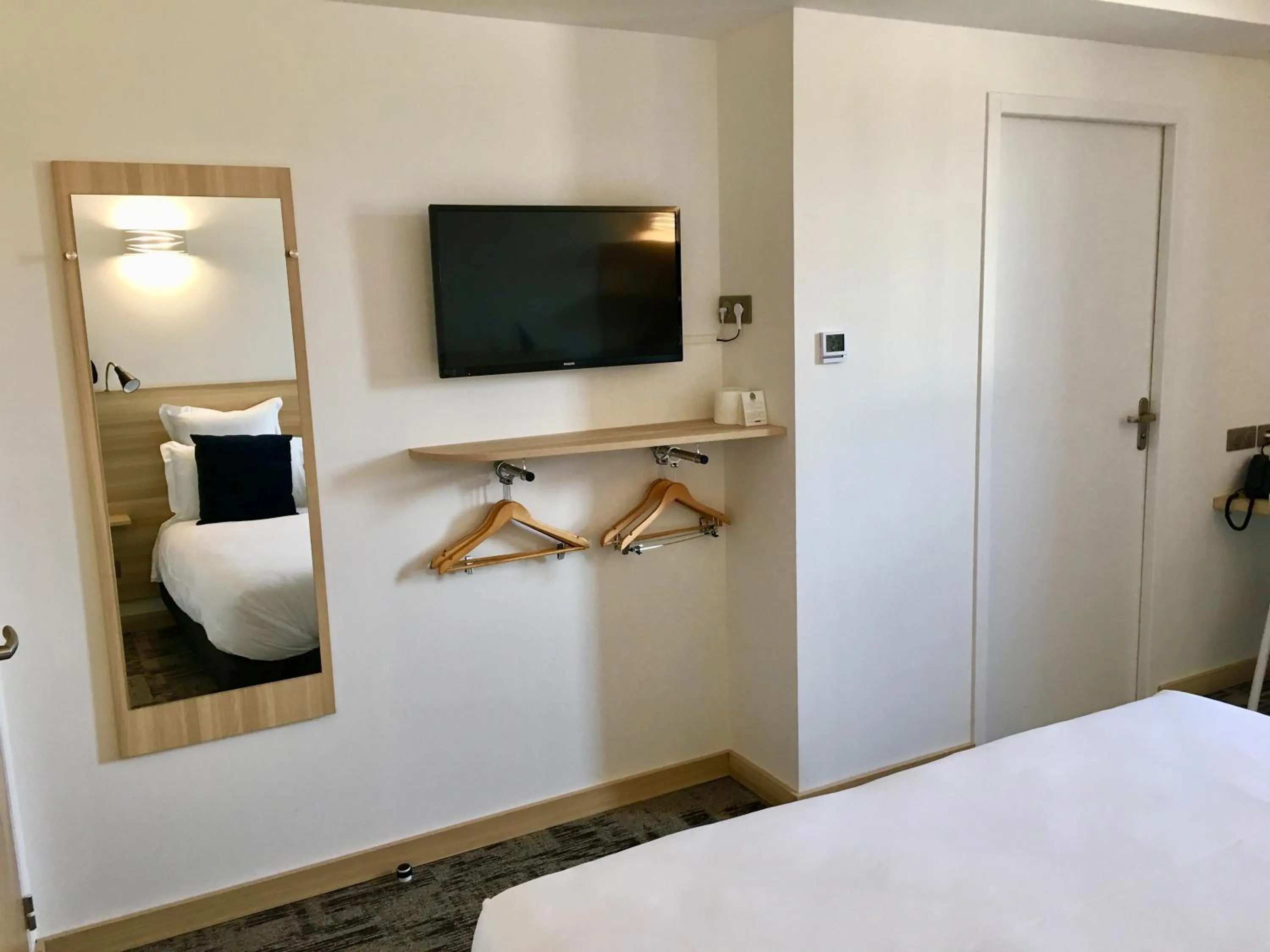 Photo of the whole room, Bed in Brit Hotel Martigues Nord