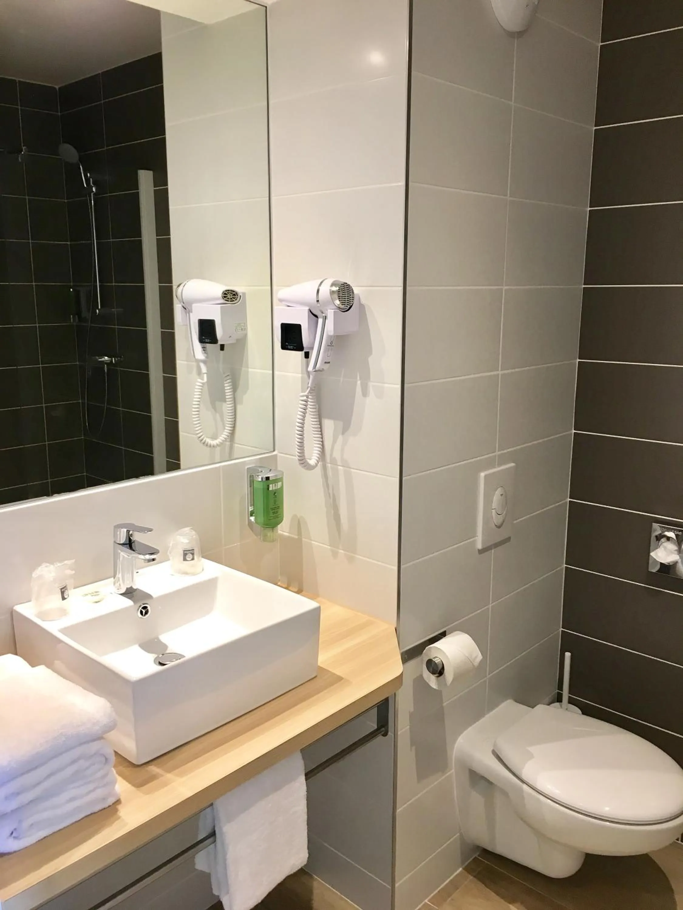 Bathroom in Brit Hotel Martigues Nord