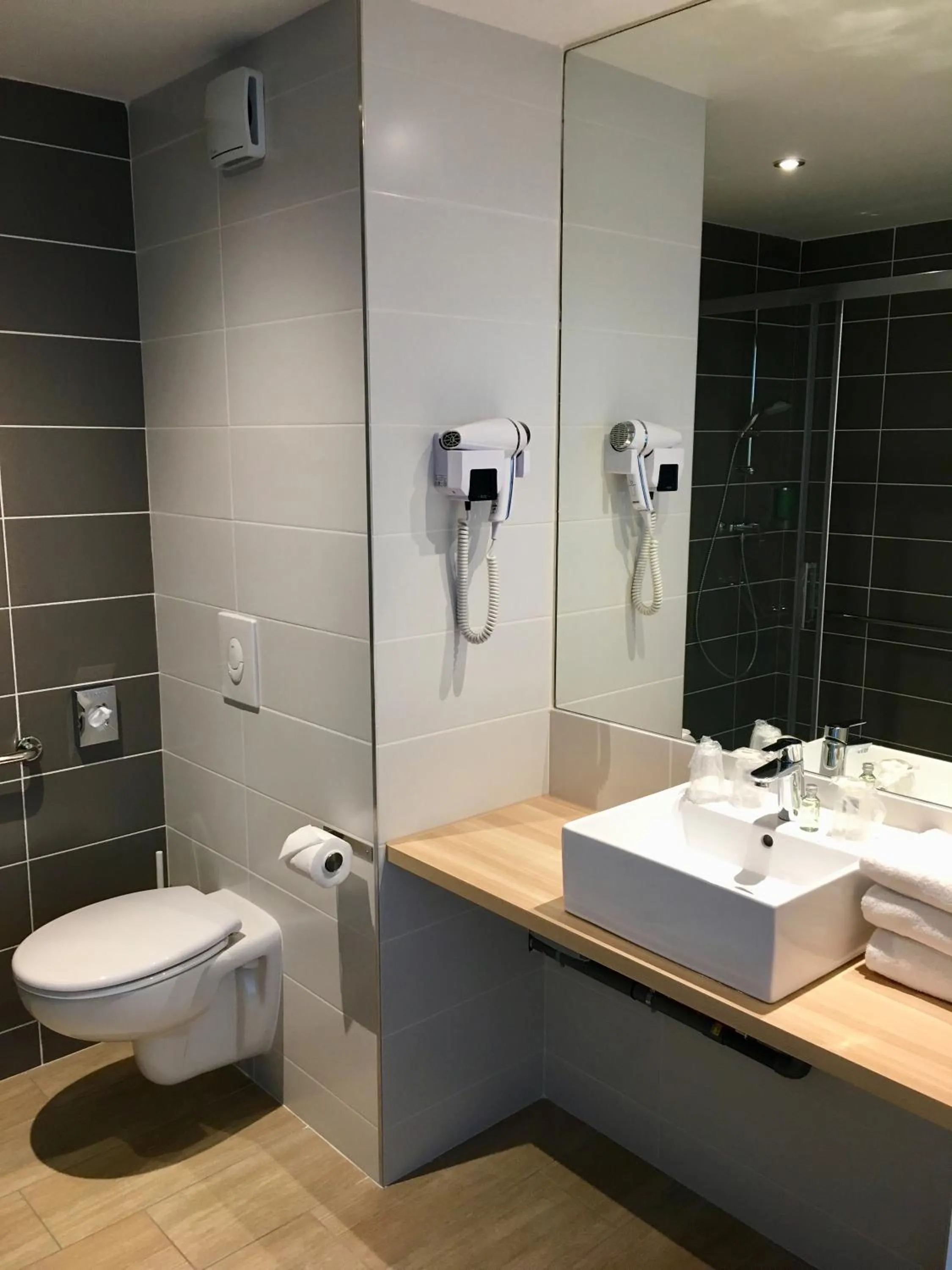 Bathroom in Brit Hotel Martigues Nord