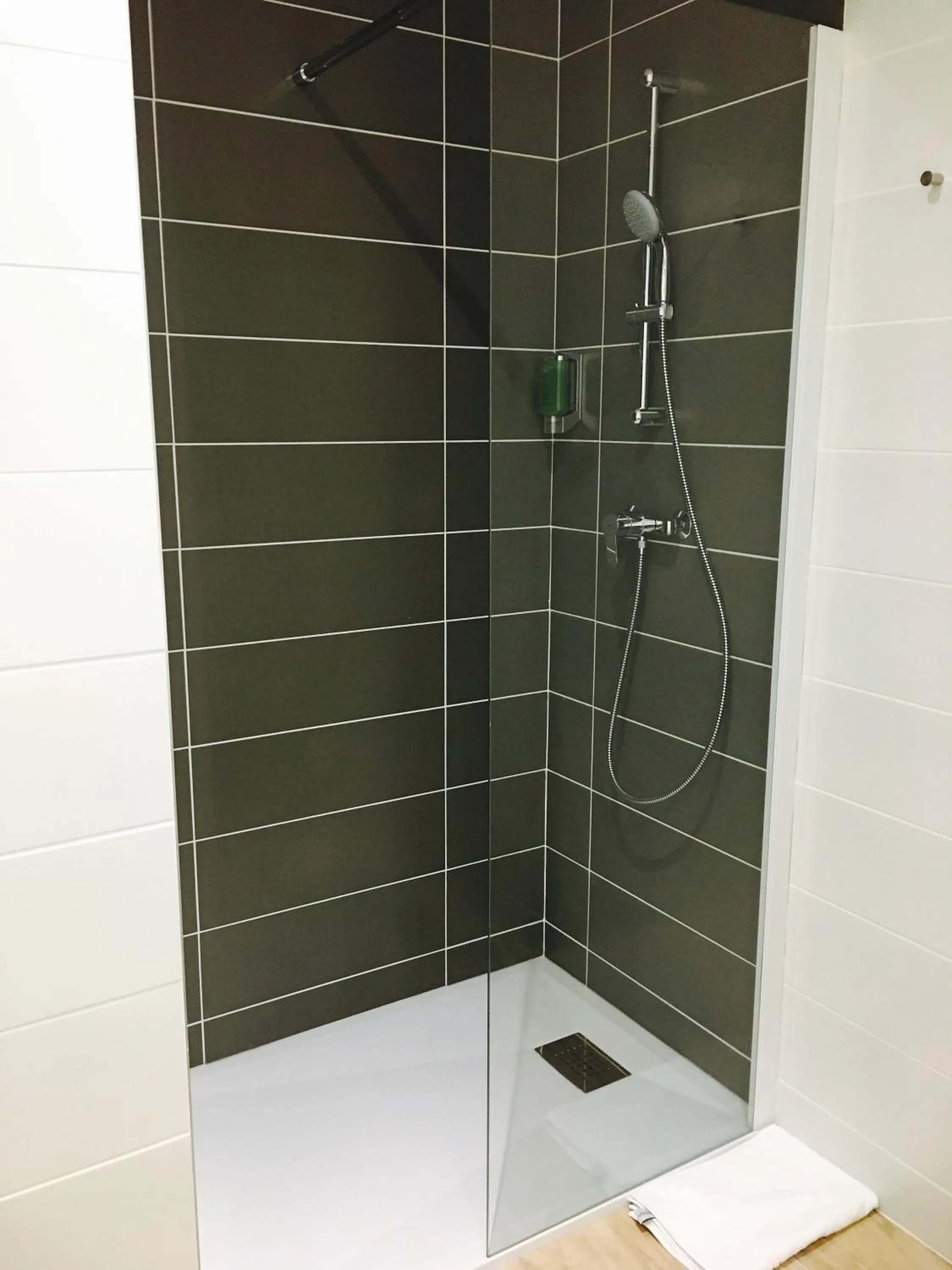 Shower in Brit Hotel Martigues Nord