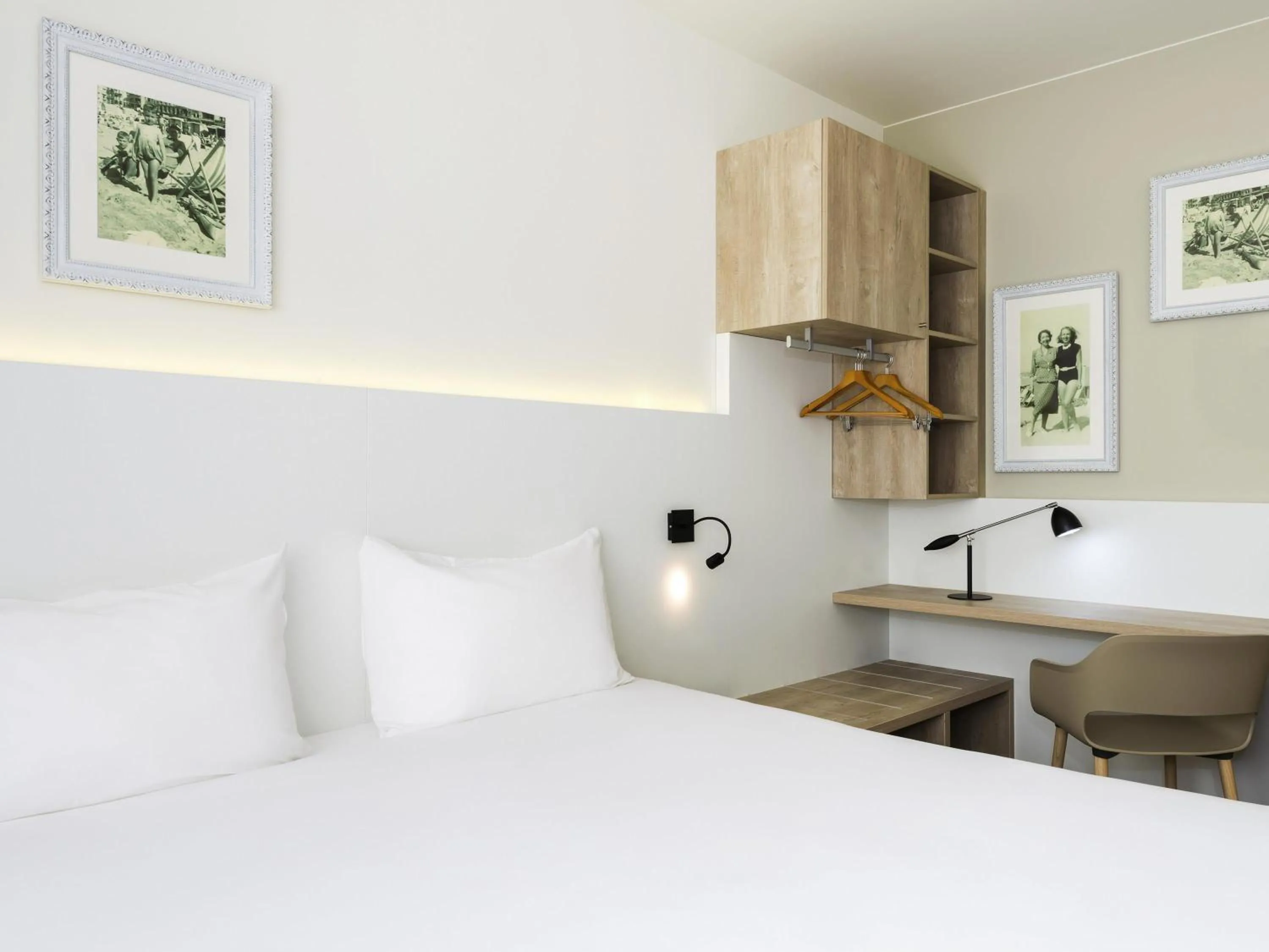 Bedroom, Bed in ibis Styles Nieuwpoort