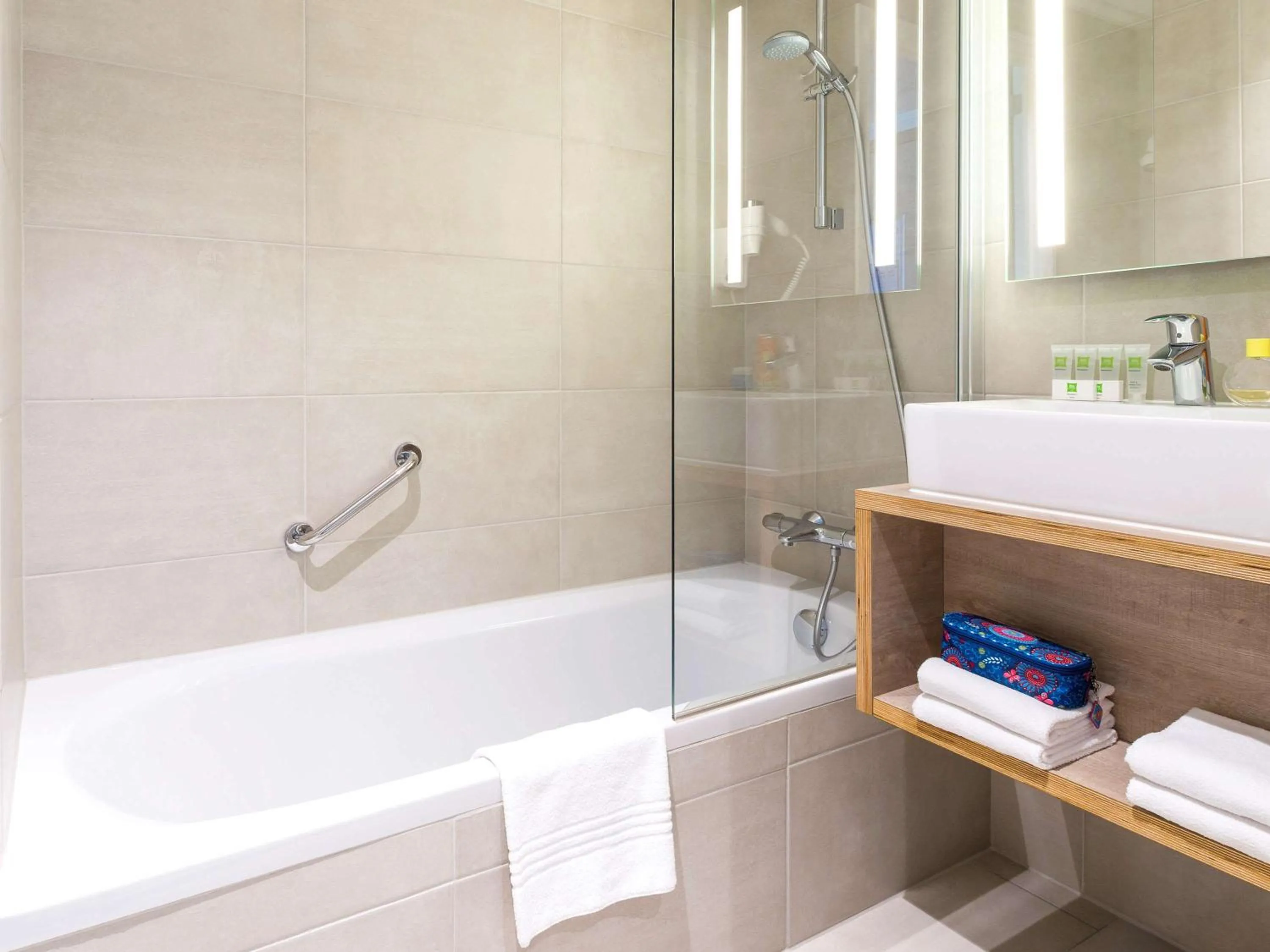 Photo of the whole room in ibis Styles Nieuwpoort