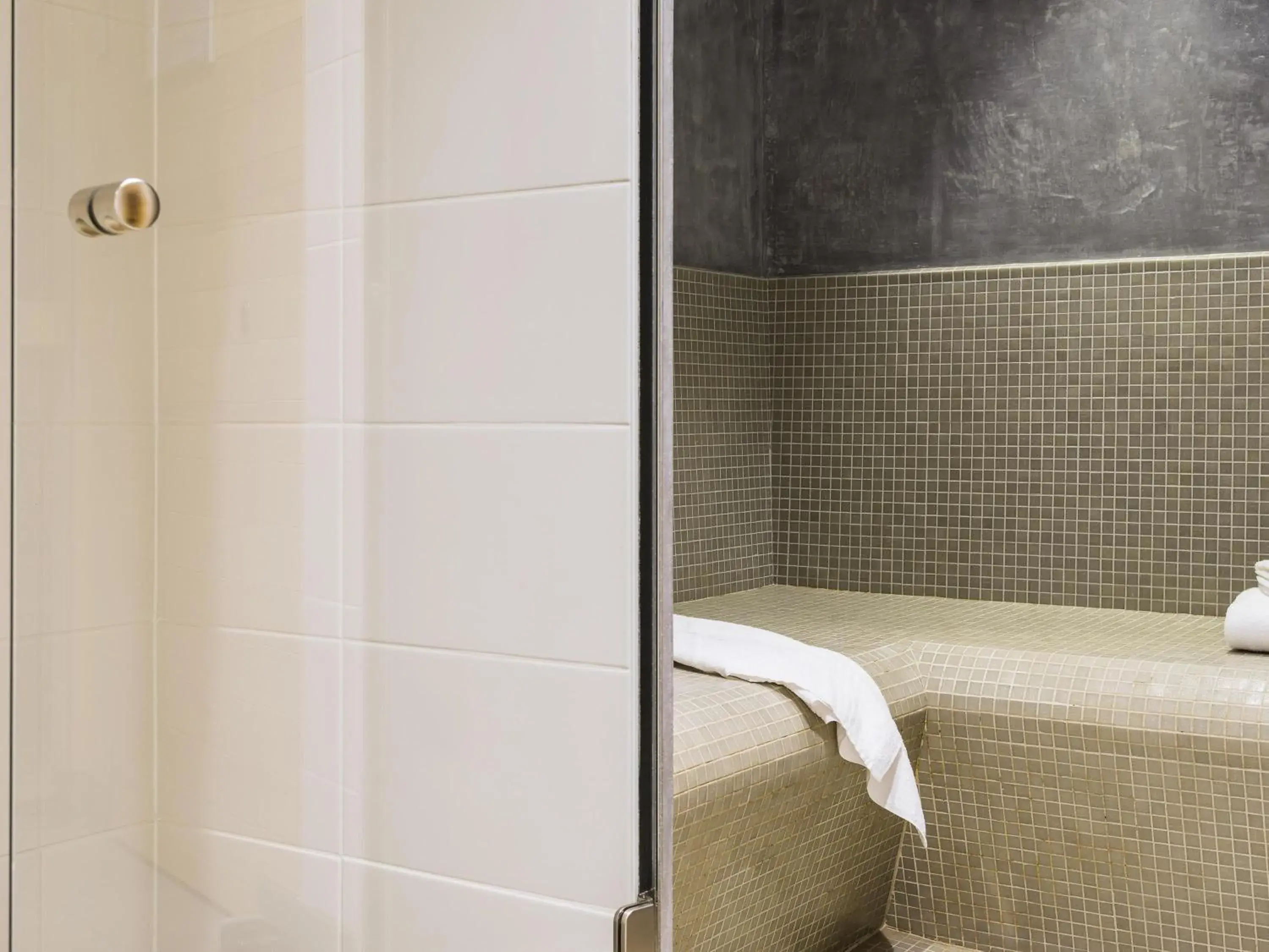 Pool view, Bed in ibis Styles Nieuwpoort Pool view, Bed in ibis Styles Nieuwpoort