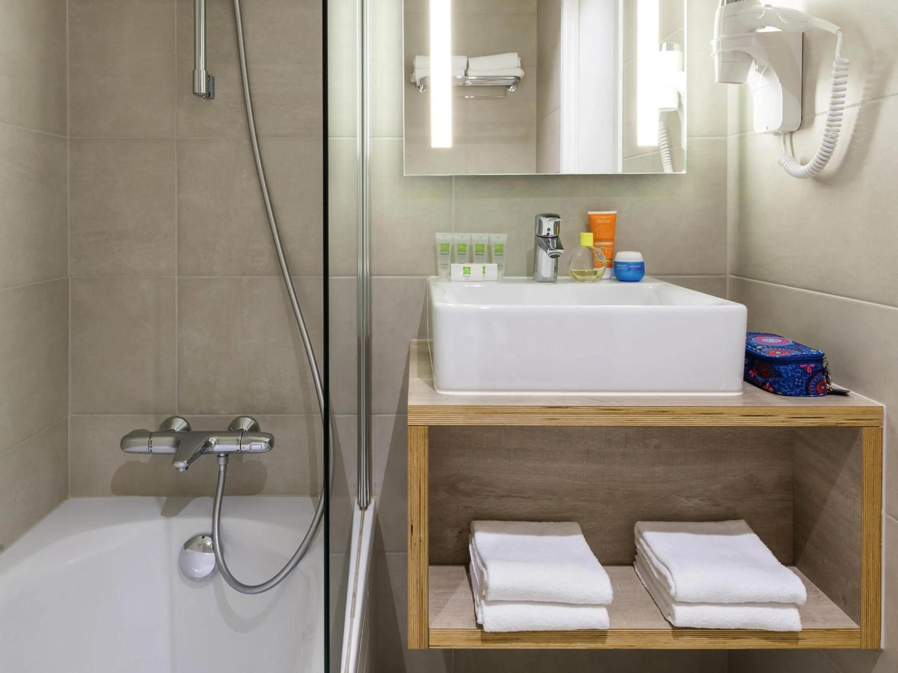 Bedroom in ibis Styles Nieuwpoort