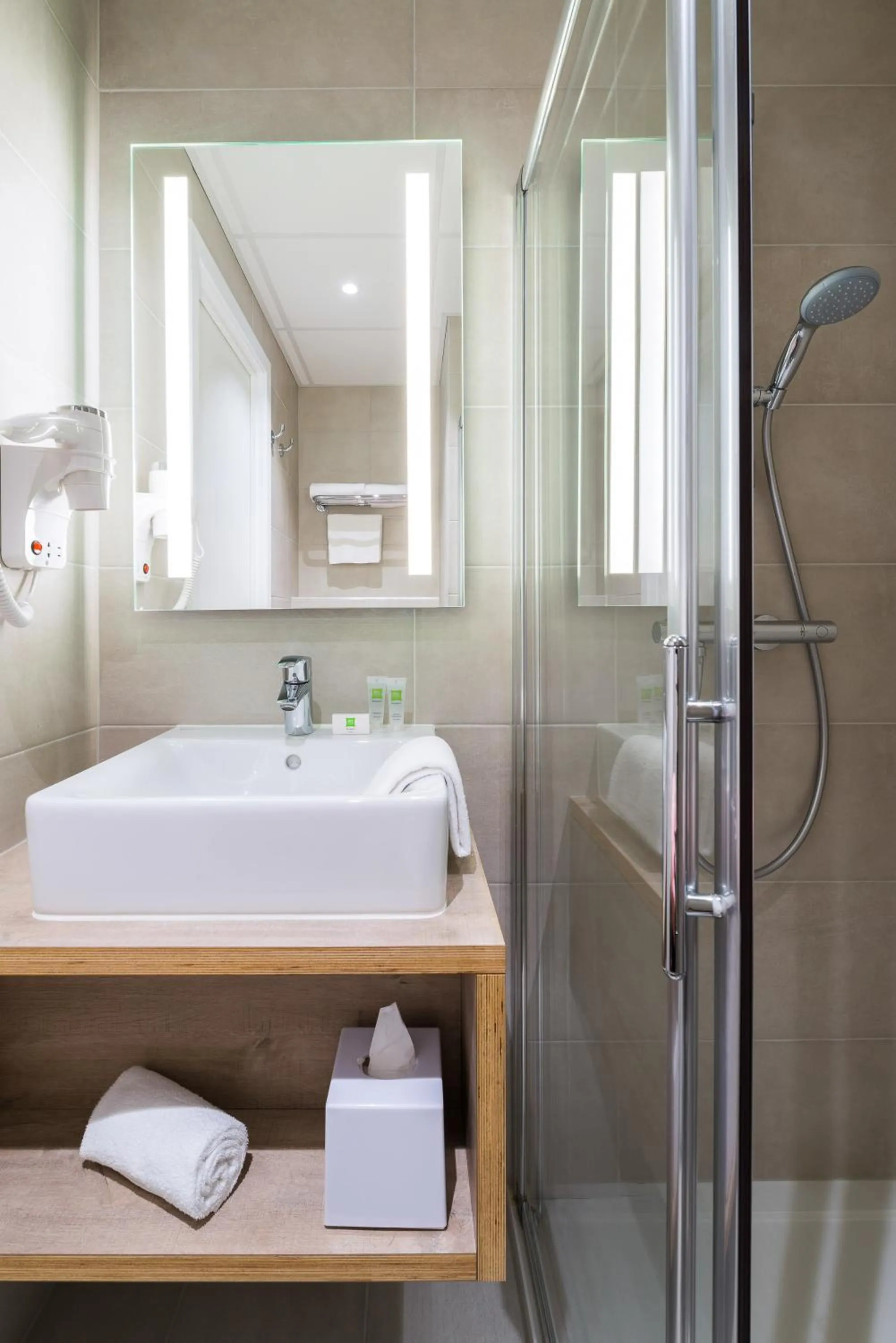 Shower in ibis Styles Nieuwpoort