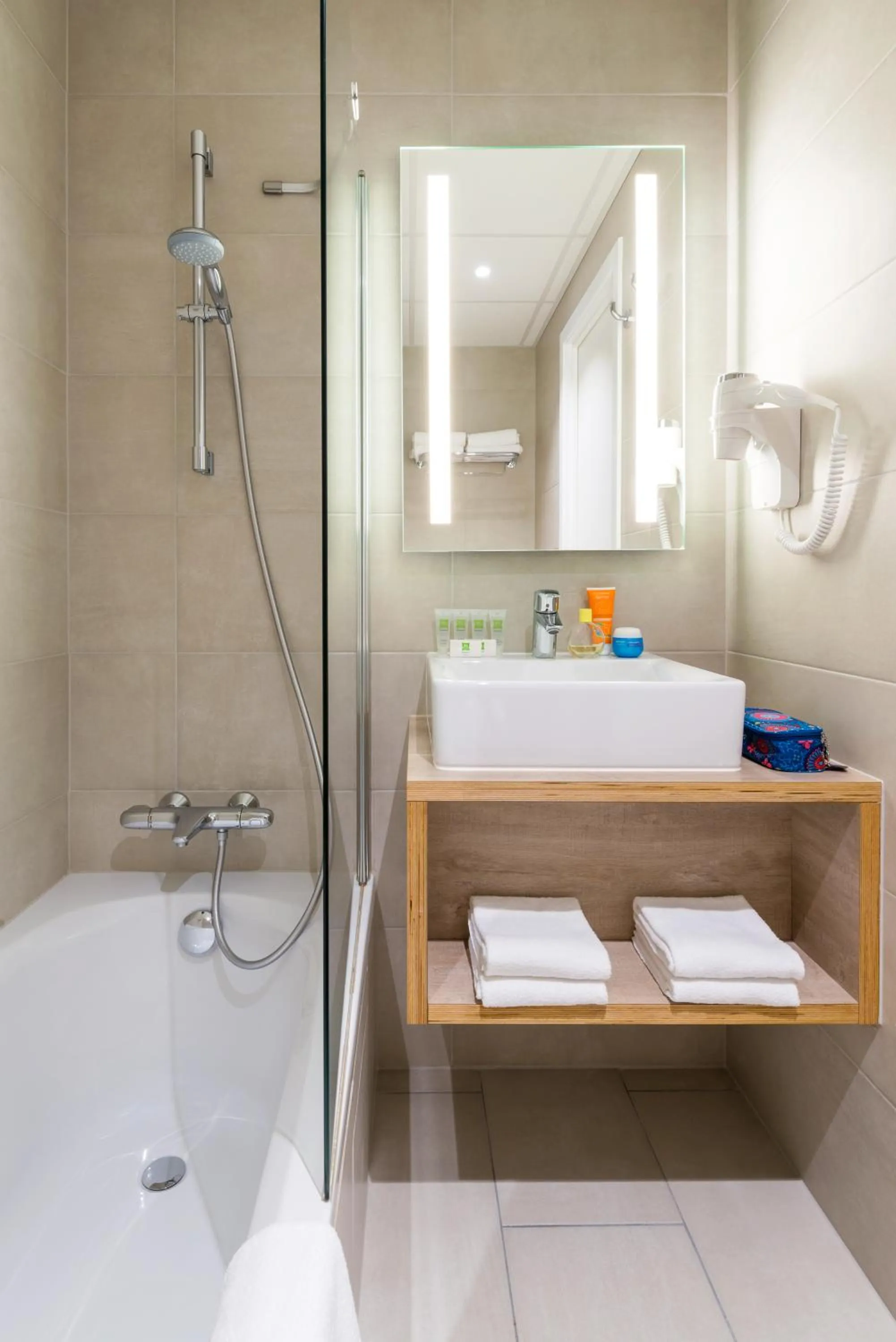 Bathroom in ibis Styles Nieuwpoort