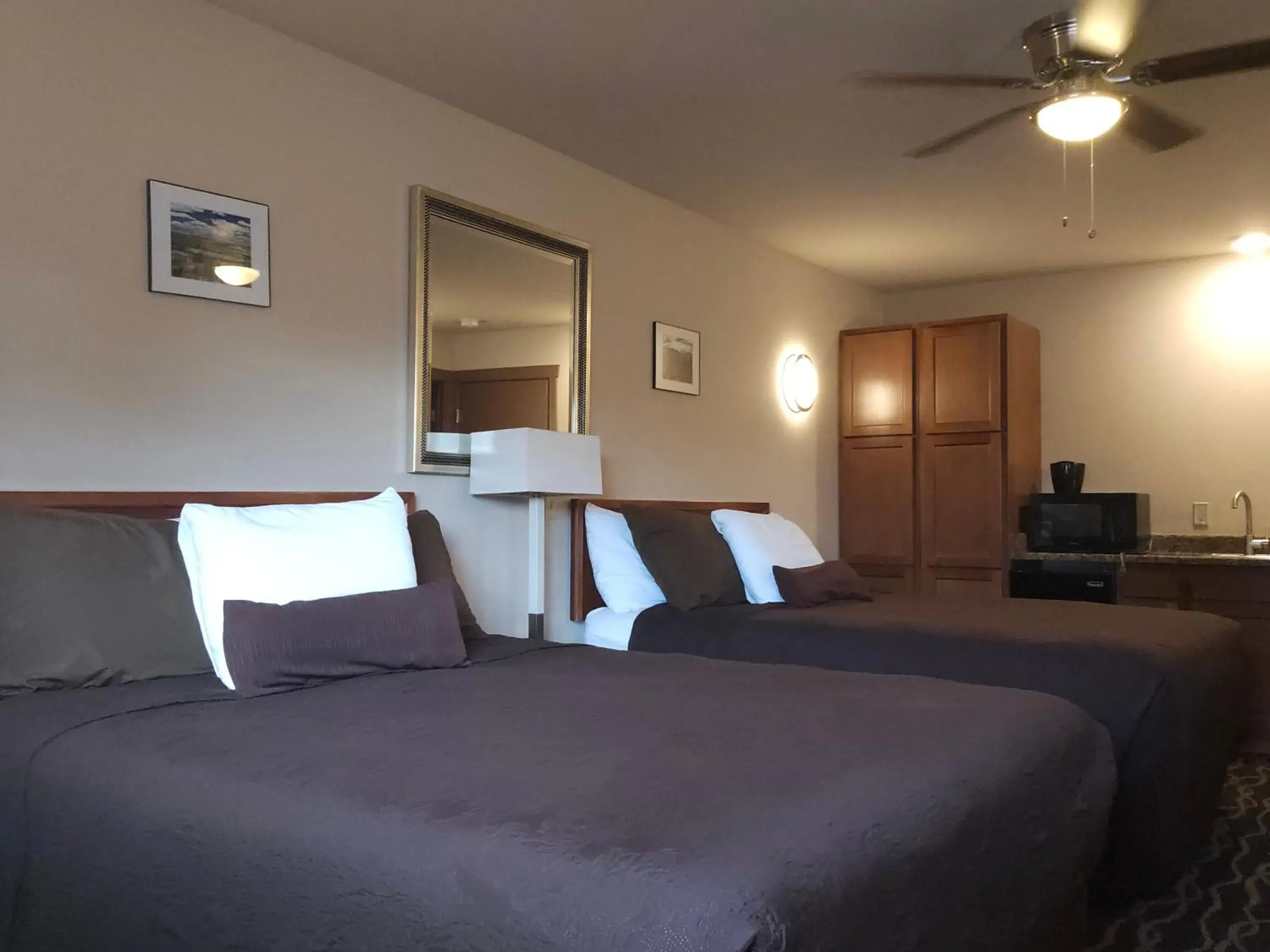 Queen Room in The Sunset Inn Queen Room in The Sunset Inn